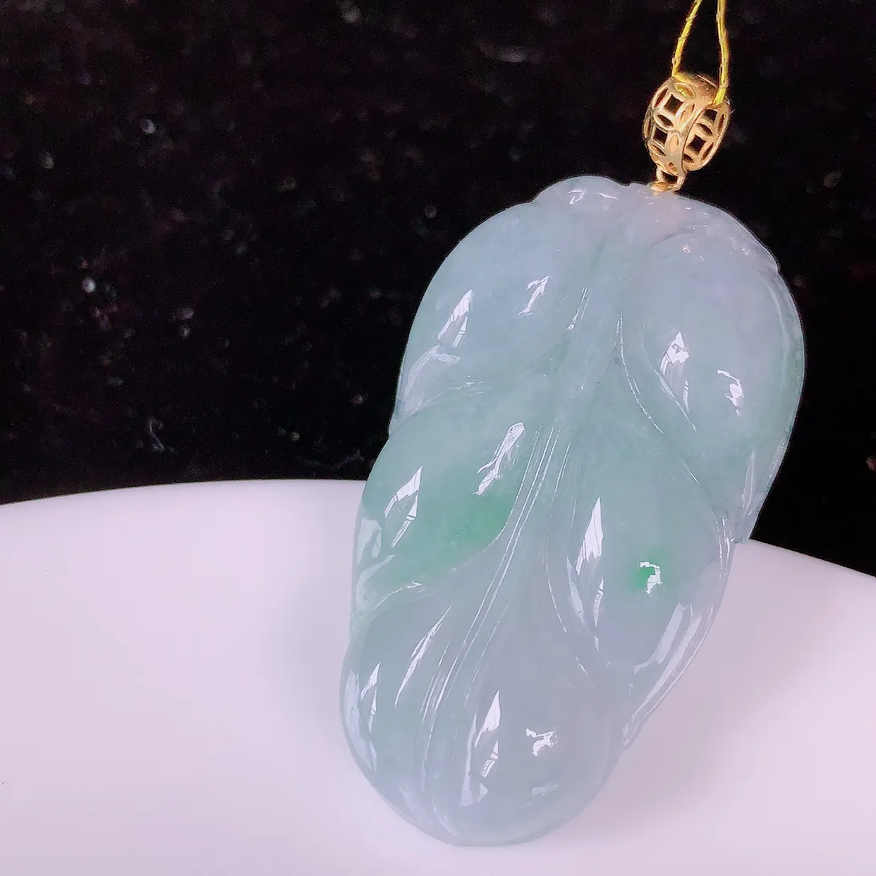 18K金镶嵌冰春带彩翡翠叶子吊坠 ，种水足，色泽清新，工艺精湛，叶子寓意美好；金枝玉叶，事业有成。#35.6