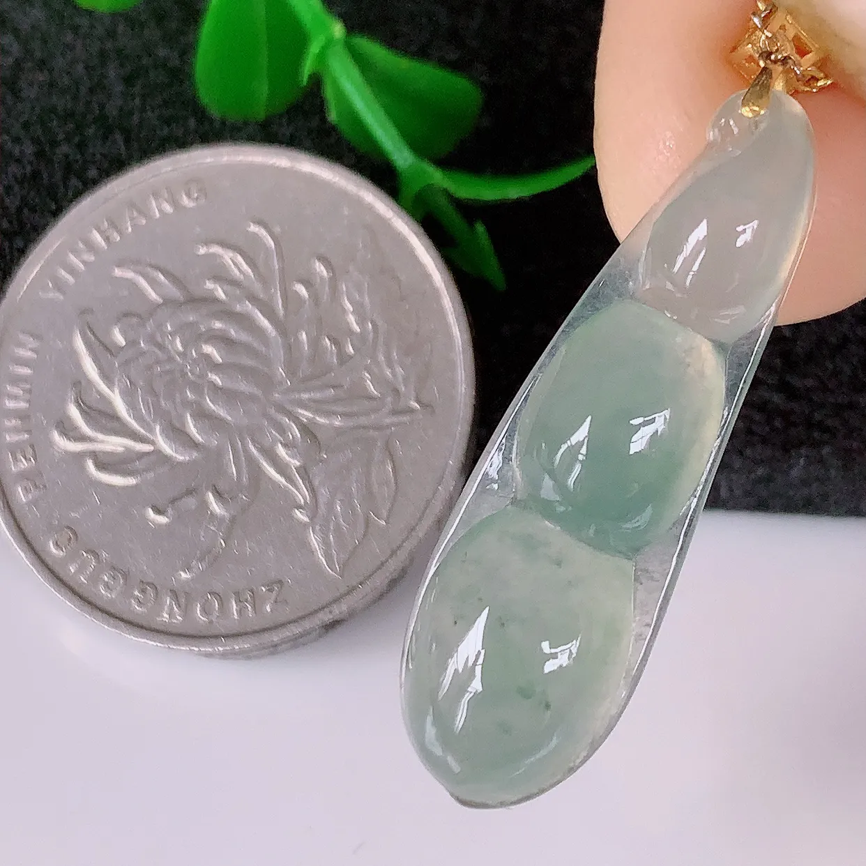 18k金镶嵌冰种翡翠四季豆吊坠，款式新颖时尚，日常百搭的款。清秀高雅，佩戴优雅高贵！#41.3