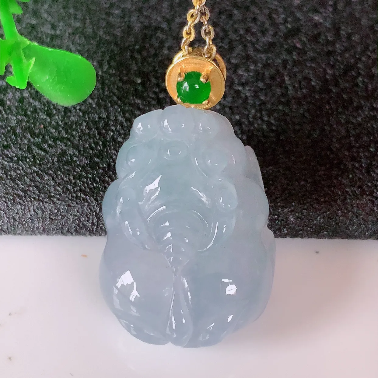 自然光实拍，18K金镶嵌冰紫罗兰翡翠招财貔貅吊坠，民间有“一摸貔貅运程旺盛，再摸貔貅财运滚滚，三摸貔