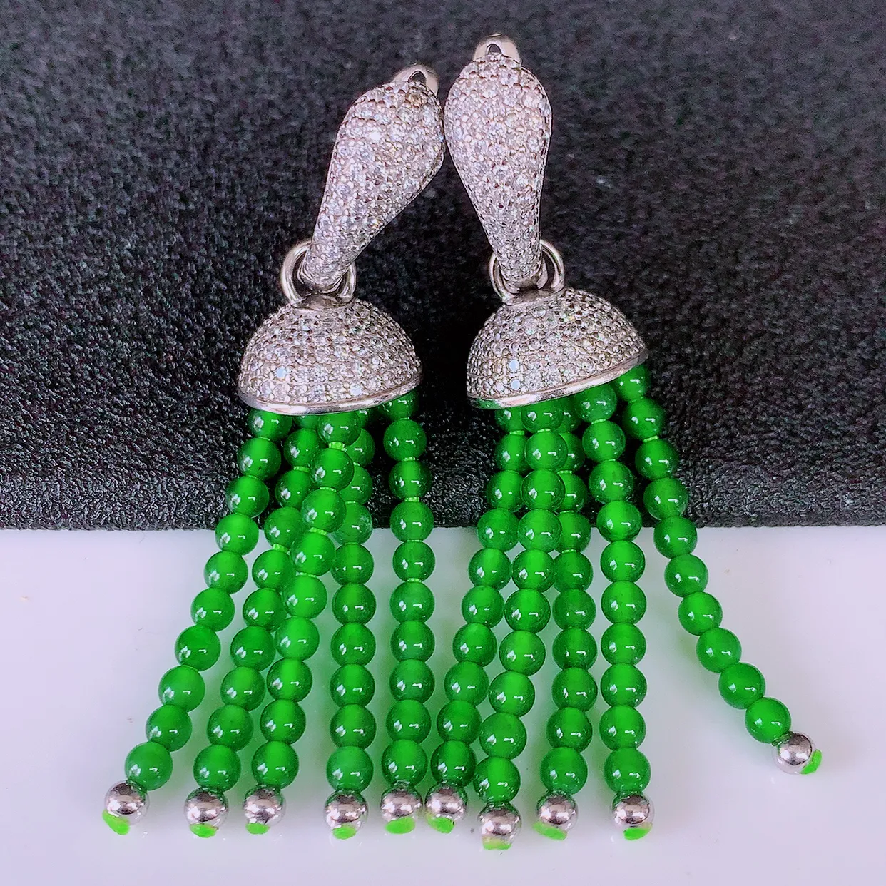 冰透满绿翡翠925银镶嵌耳坠，自然光实拍，翠色灵动，颜色漂亮，种老水足，品相佳，佩戴佳品！#98.5整体48.5*11.5裸石2.8