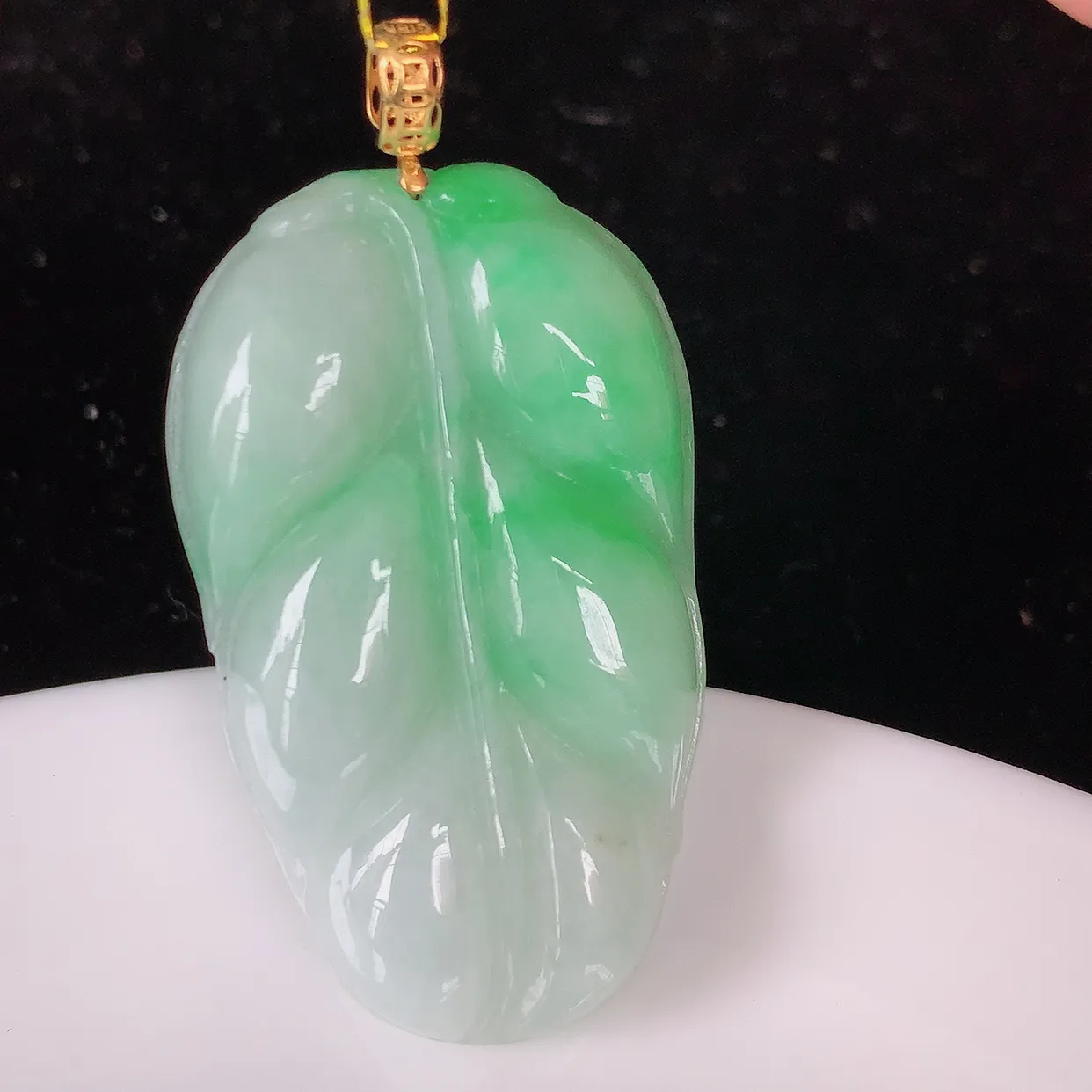 18K金镶嵌飘绿翡翠叶子吊坠 ，种水足，色泽清新，工艺精湛，叶子寓意美好；金枝玉叶，事业有成。#35.6