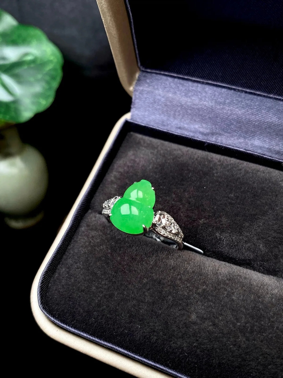 【冰种满绿葫芦戒指】质地细腻，冰润起光，胶感强烈，冰感明显，18K金钻精美镶嵌，裸石尺寸11.1*8