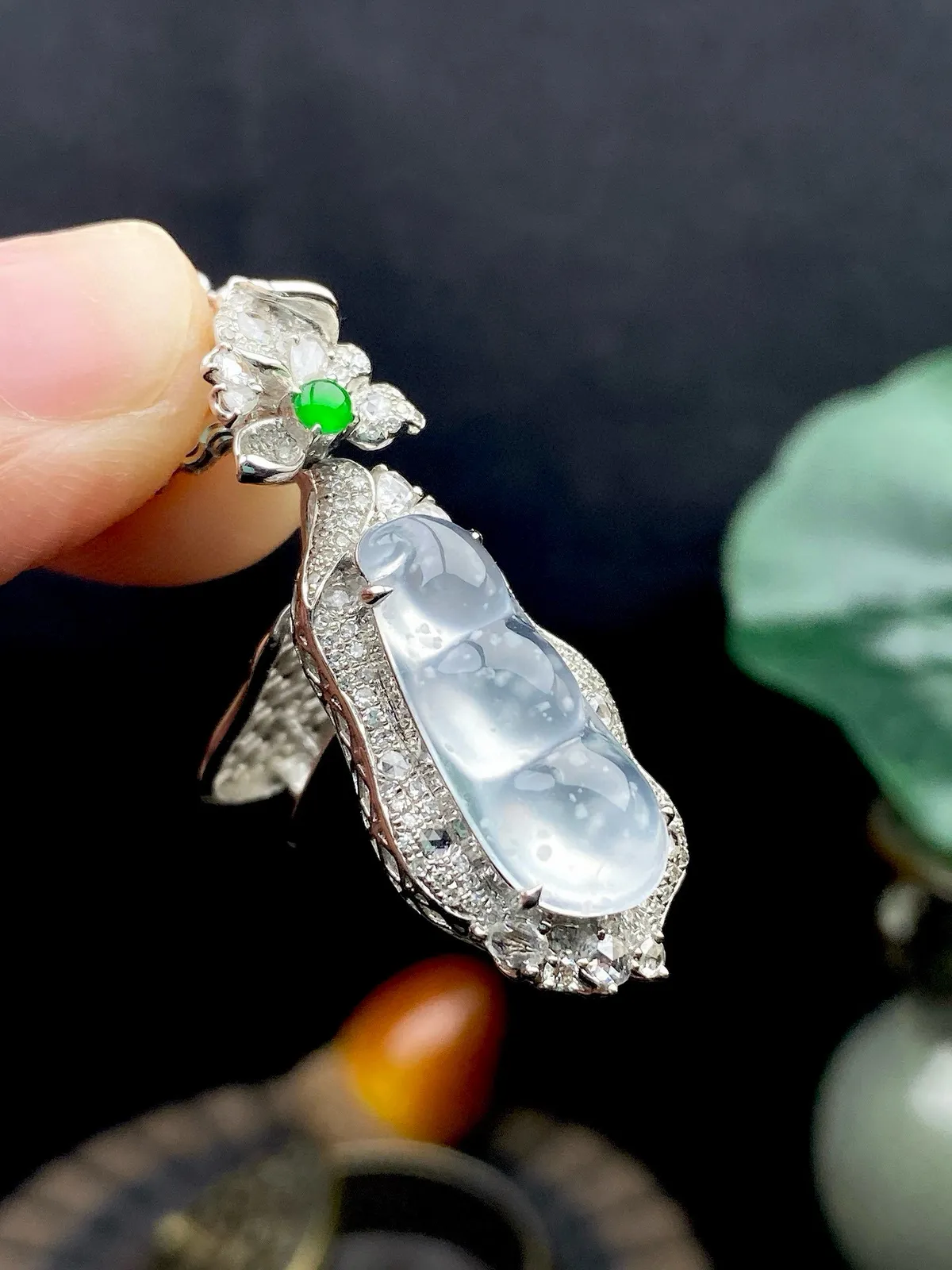 【冰种福豆吊坠】种地上乘，冰感十足，通透起光，饱满圆润，收藏品质，18k金钻镶嵌，裸石尺寸19.6*