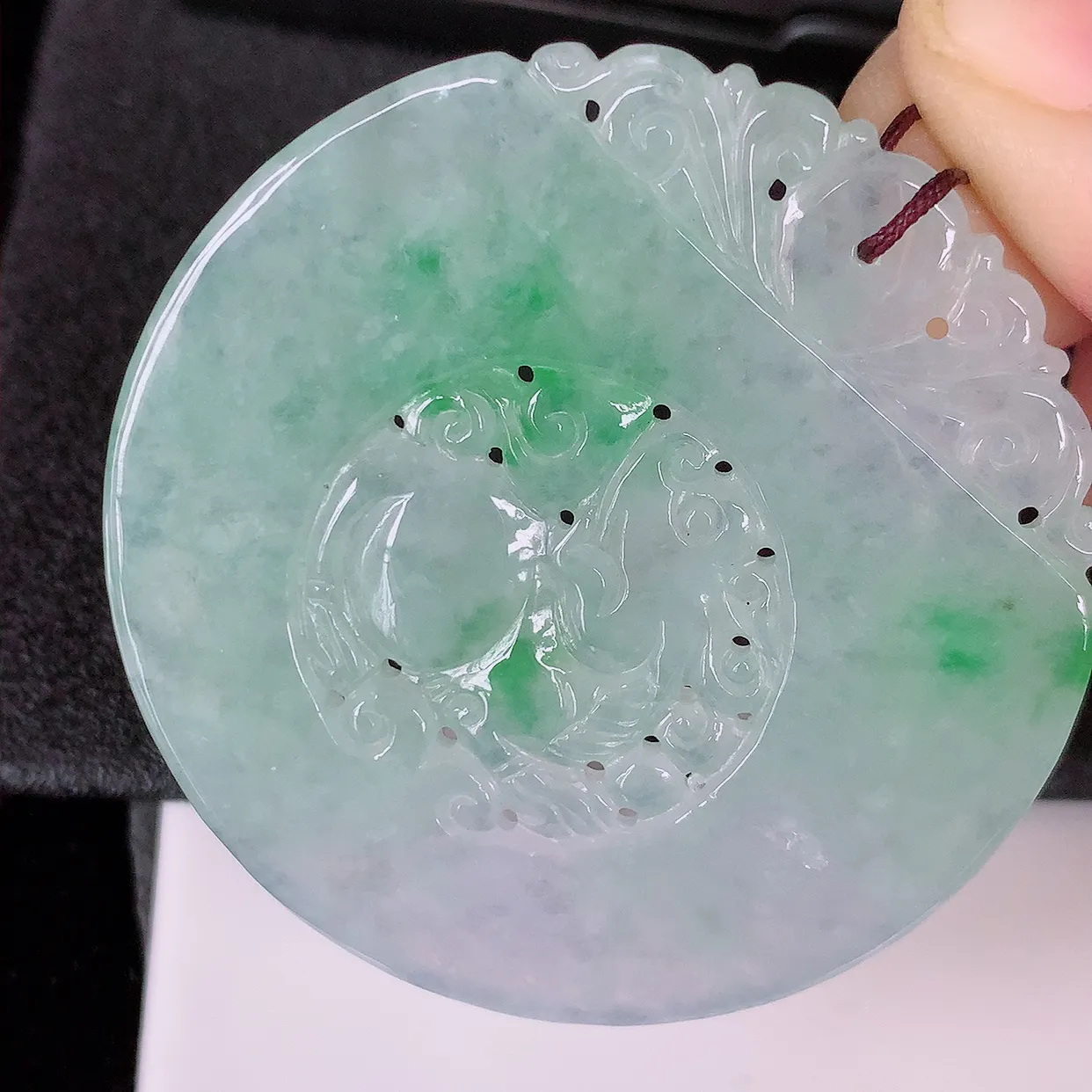 自然光实拍，冰飘绿翡翠麒麟吊坠，仿古招财进宝如意玉麒麟；冰透起莹，老坑冰润，镂空精雕工艺。佩戴翡翠麒麟挂坠，则是寓意吉祥平安、太平盛世、天下统一#57.3