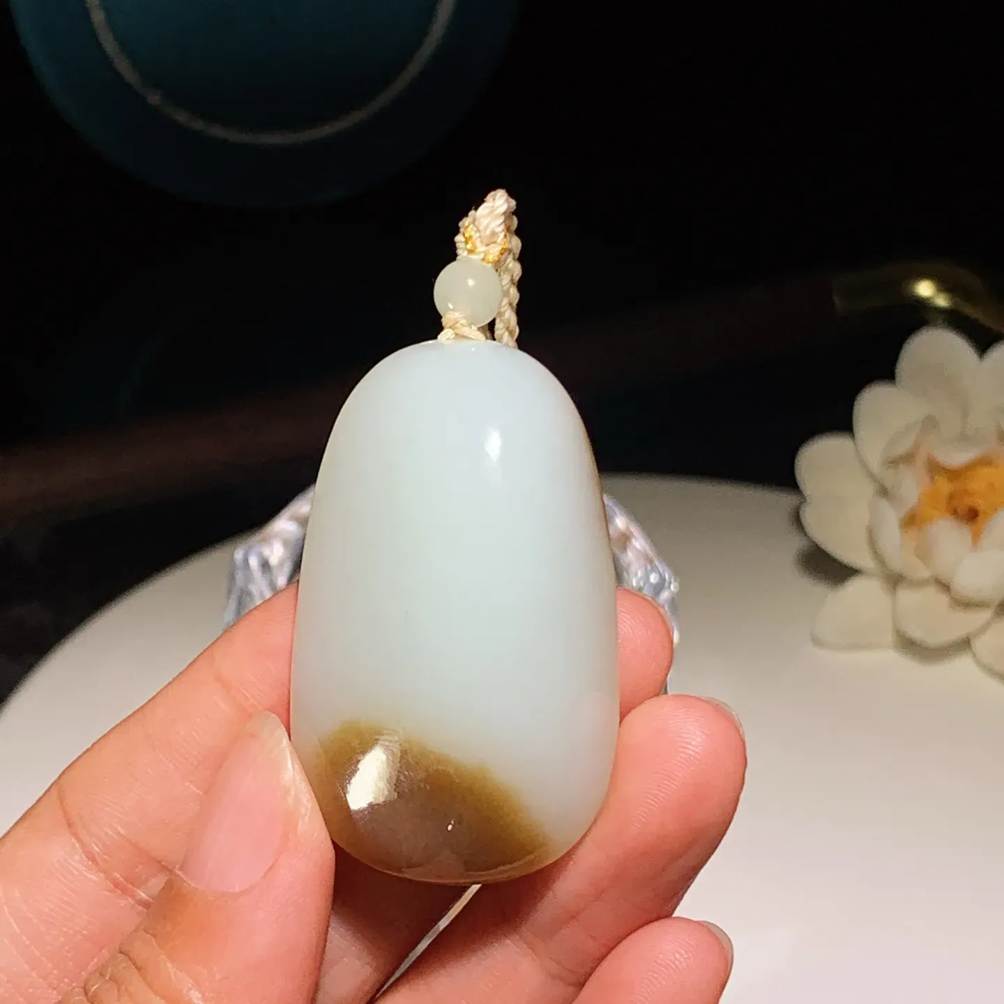 新疆且末糖平安无事牌子挂件。尺寸47/29/13重31克。玉质细腻油润。手推出油。佩戴高端典雅。lt251206