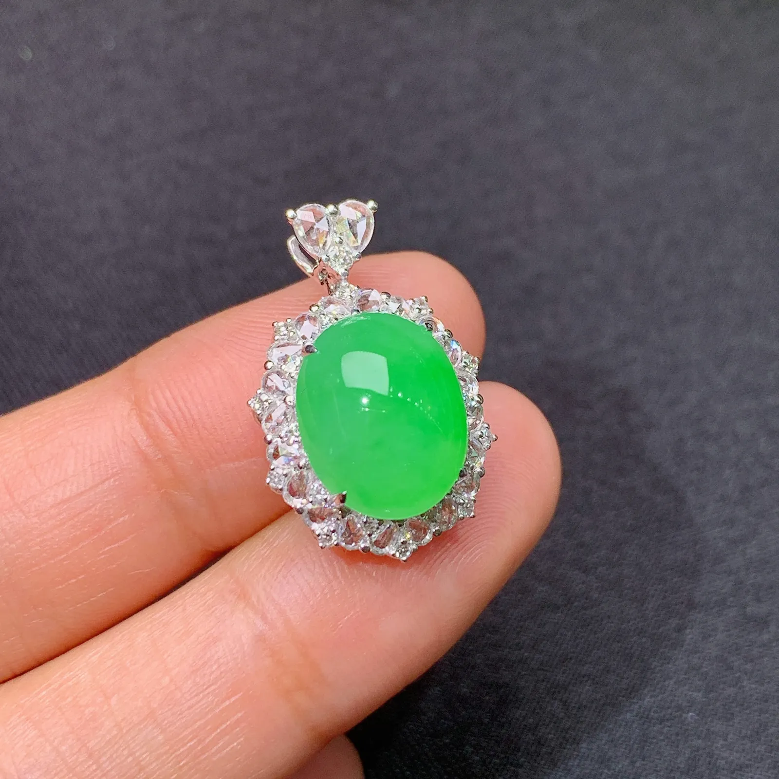 冰阳绿蛋面吊坠，18k金镶嵌，冰润色阳，玉质细腻，种水足 尺寸22.6*14.6*10.5