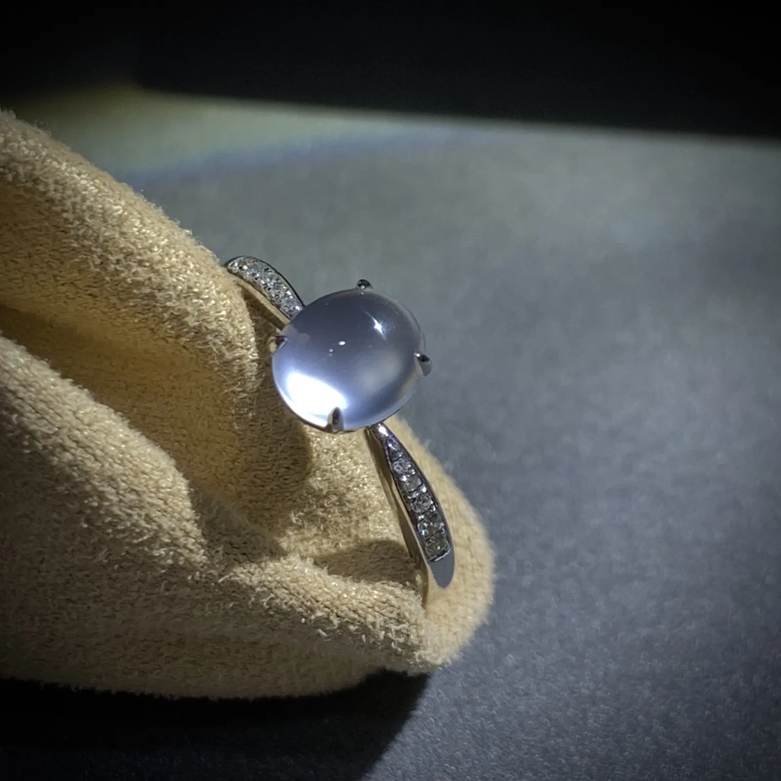 缅甸翡翠玻璃种白蛋面戒指，
裸石6.8-6-3.5mm，13#，
18K金，南非钻，2.3g，