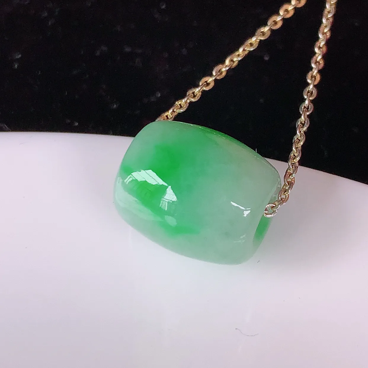 自然光实拍，冰润飘绿翡翠路路通吊坠，寓意时来运转、财源滚滚，款式新颖时尚，日常百搭的款！配图银链#05.3