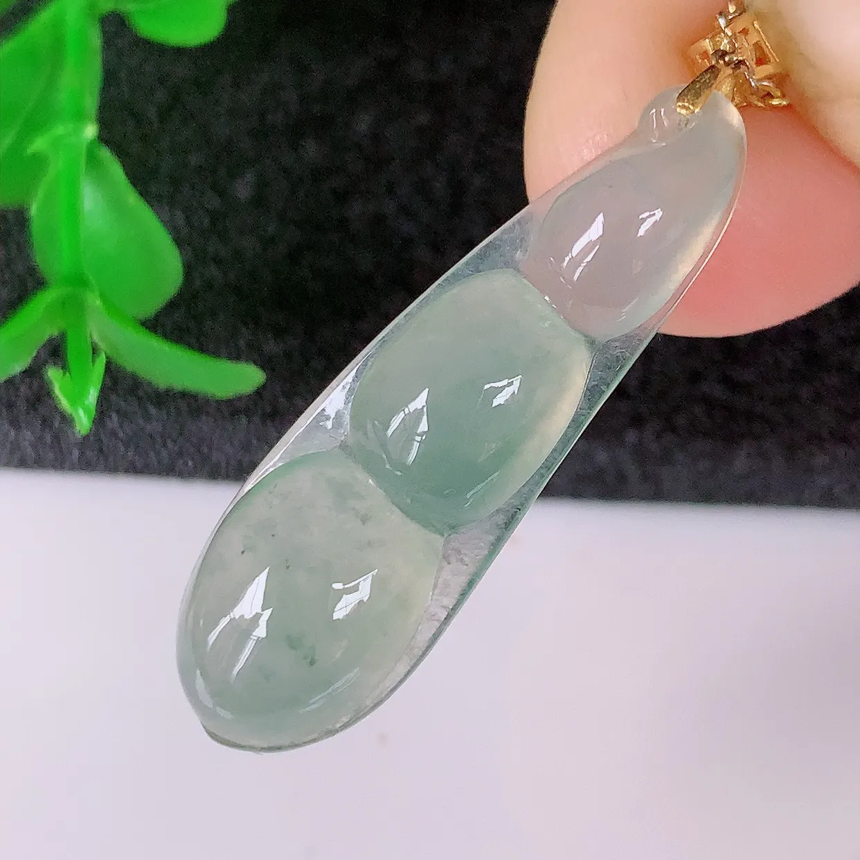 18k金镶嵌冰种翡翠四季豆吊坠，款式新颖时尚，日常百搭的款。清秀高雅，佩戴优雅高贵！#41.3