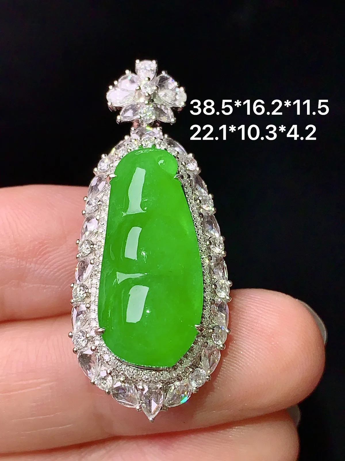 18k金钻镶嵌满绿四季豆吊坠 玉质细腻 色泽清新艳丽 整体尺寸38.5*16.2*11.5