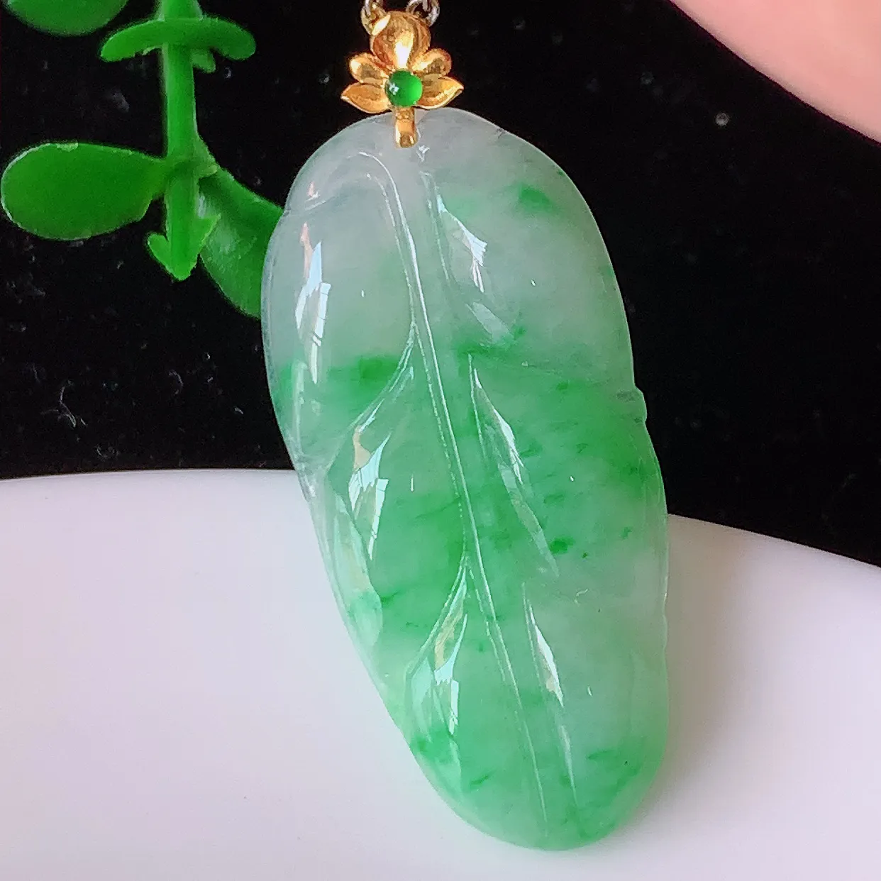 18K金镶嵌冰飘绿翡翠叶子吊坠 ，种水足，色泽清新，工艺精湛，叶子寓意美好；金枝玉叶，事业有成。#42.5