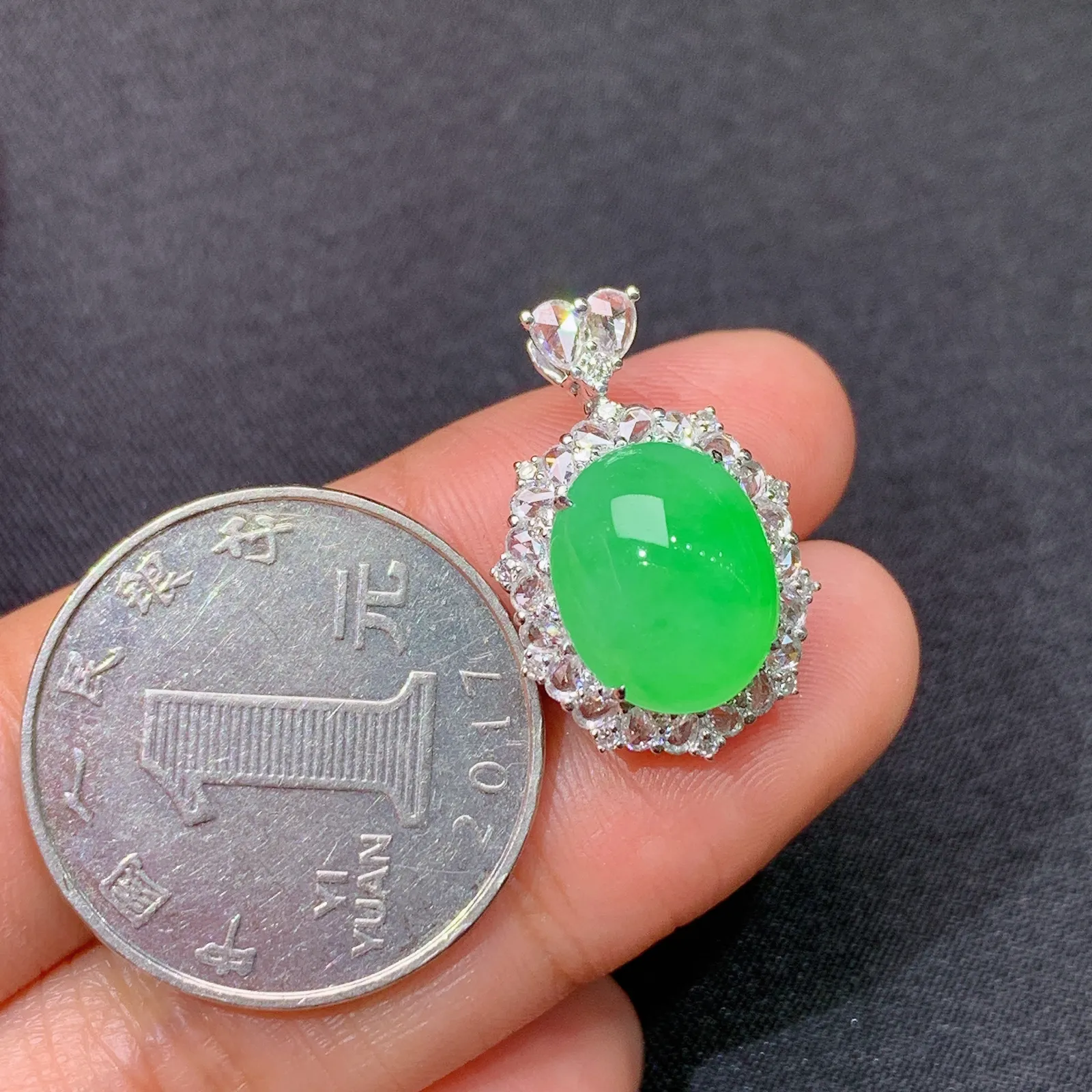 冰阳绿蛋面吊坠，18k金镶嵌，冰润色阳，玉质细腻，种水足 尺寸22.6*14.6*10.5