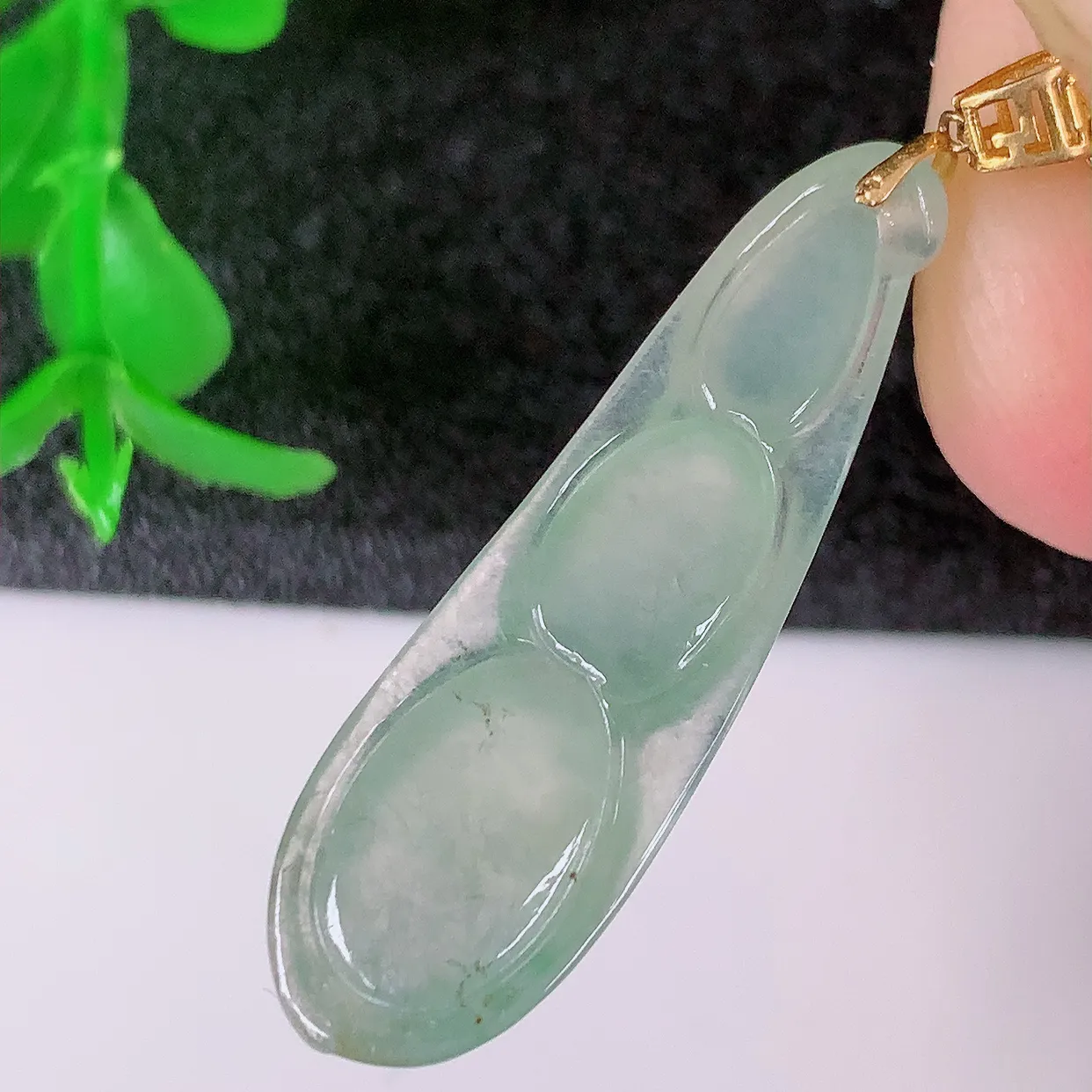 18k金镶嵌冰种翡翠四季豆吊坠，款式新颖时尚，日常百搭的款。清秀高雅，佩戴优雅高贵！#41.3