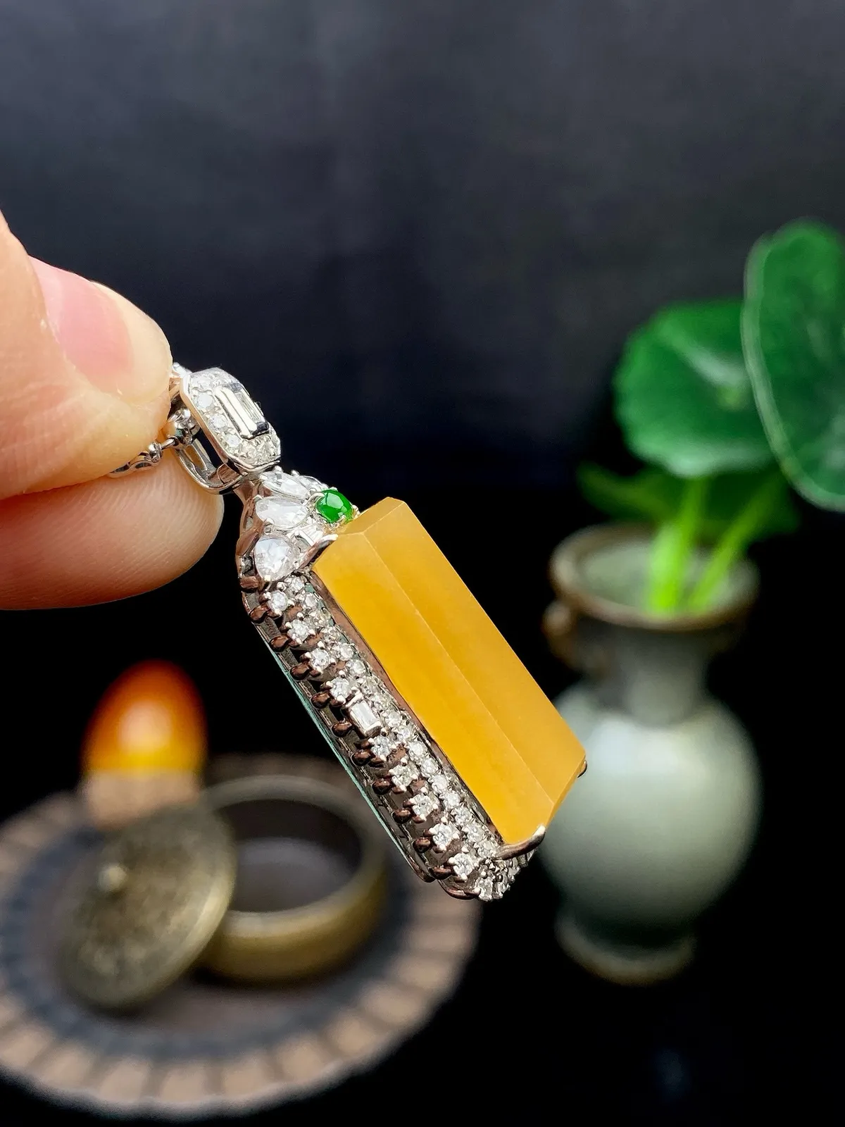 【冰种黄翡无事牌吊坠】质地细腻，冰润通透，晶莹闪亮。收藏品质，18k金钻镶嵌，裸石尺寸21*9.4*