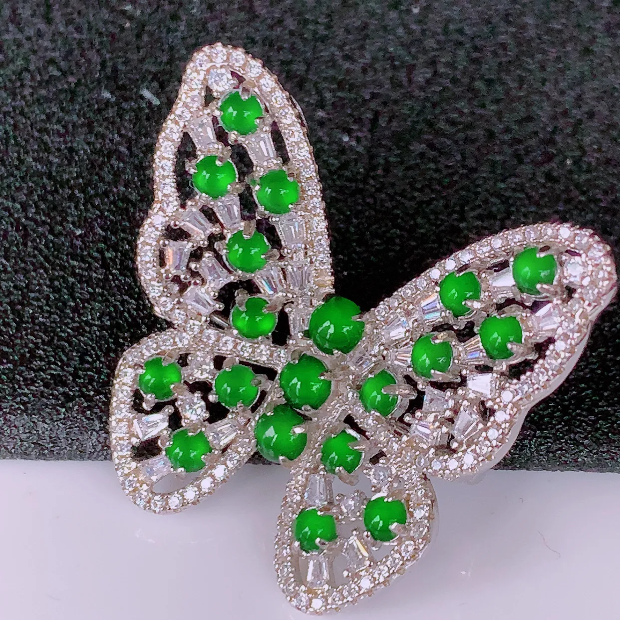 冰透满绿翡翠925银镶嵌蝴蝶胸针，自然光实拍，翠色灵动，颜色漂亮，种老水足，品相佳，佩戴佳品！#97