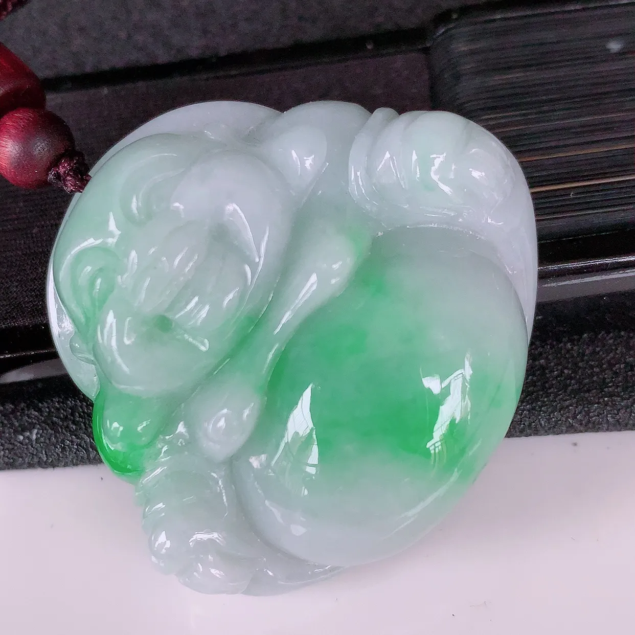 自然光实拍，大件冰润飘绿翡翠佛公吊坠，翡翠开心笑佛，种老水足，颜色漂亮，立体饱满圆润，佩戴效果赞#46.3