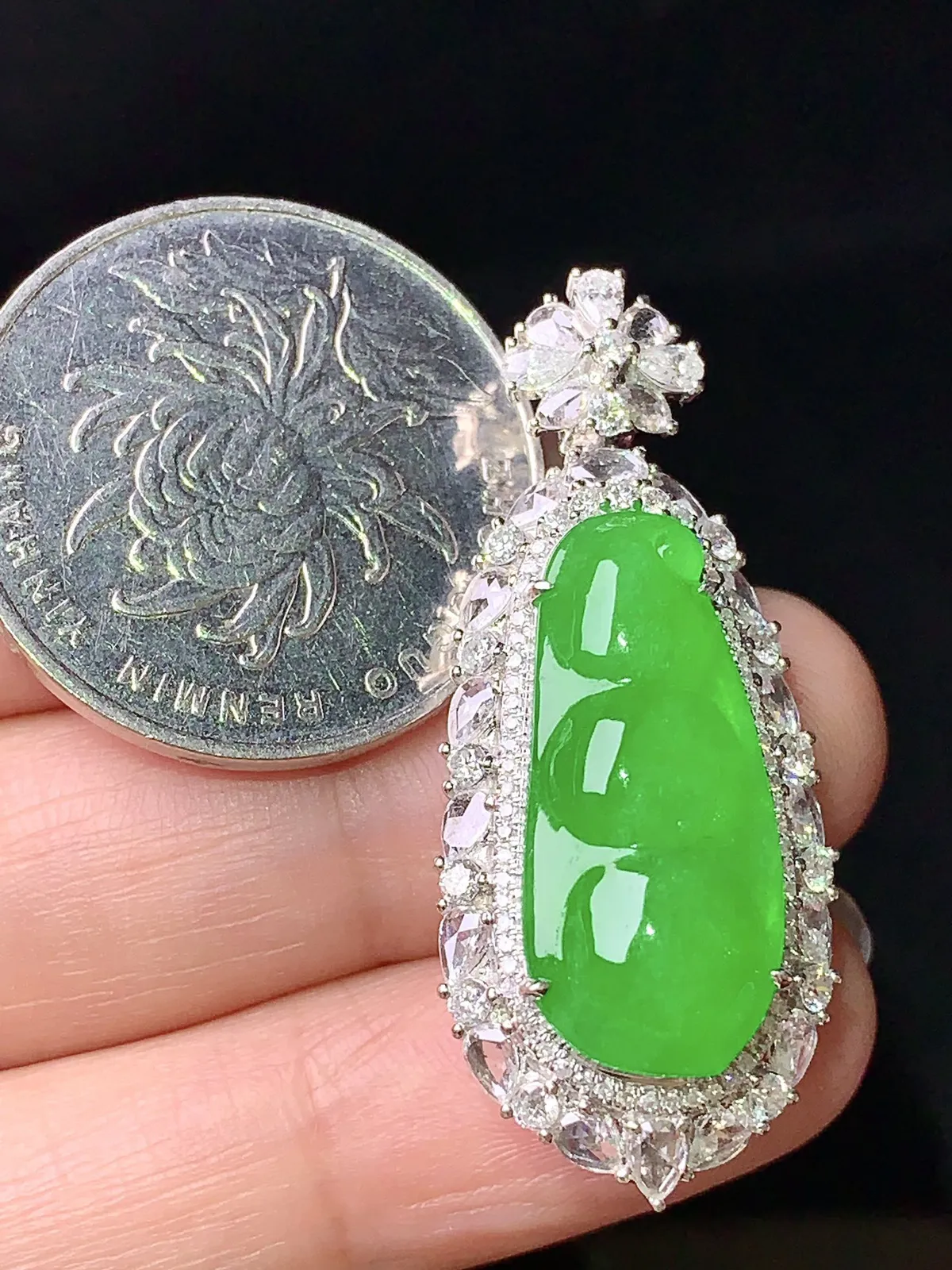 18k金钻镶嵌满绿四季豆吊坠 玉质细腻 色泽清新艳丽 整体尺寸38.5*16.2*11.5