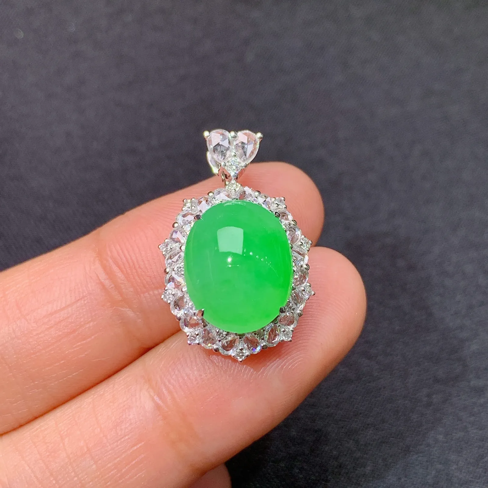 冰阳绿蛋面吊坠，18k金镶嵌，冰润色阳，玉质细腻，种水足 尺寸22.6*14.6*10.5