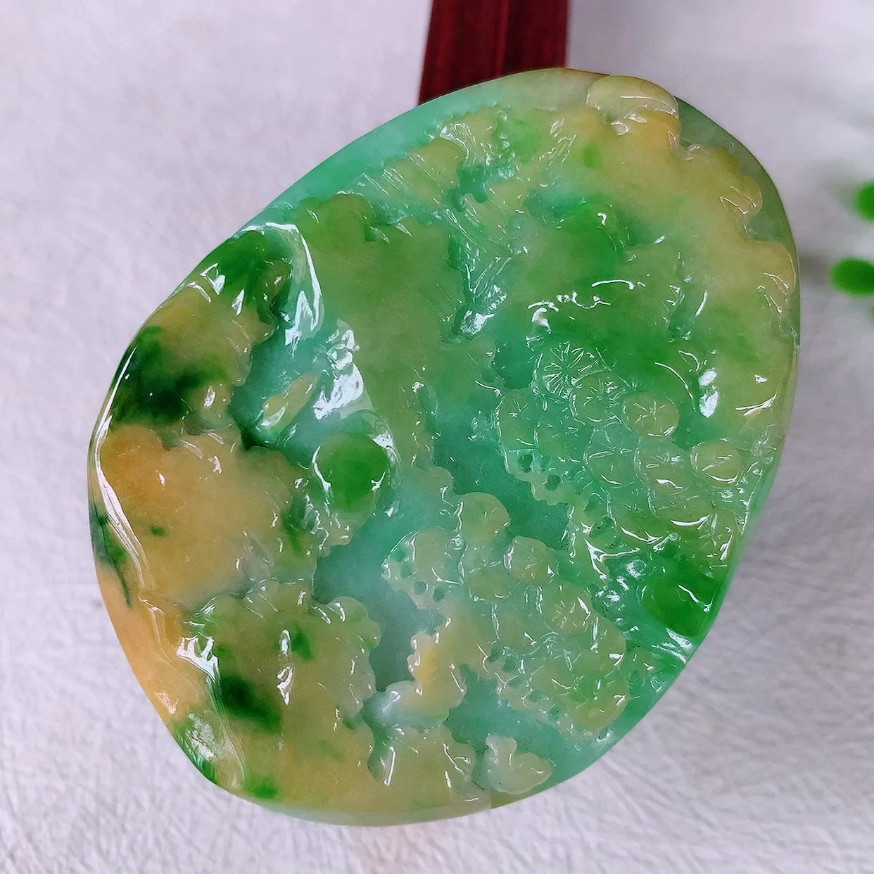 自然光实拍，冰润黄加绿翡翠山水牌吊坠，寓意“常青、背靠大山、水（财）长流、平安之意”生机盎然的翠意，一眼既心醉，雕工精致，佩戴效果优雅迷人！#97.3