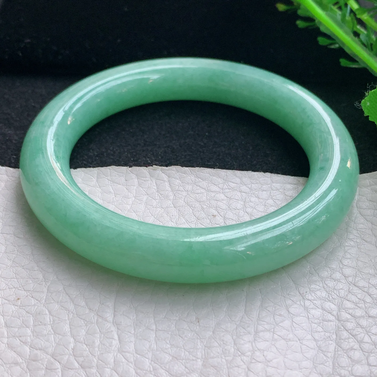 yh自然光57.5*11美人镯 翡翠a货玉手镯果绿圆条珠宝玉手环