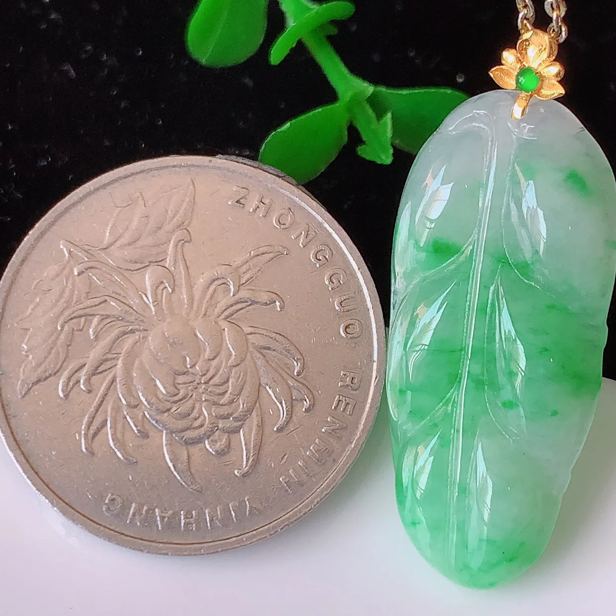 18K金镶嵌冰飘绿翡翠叶子吊坠 ，种水足，色泽清新，工艺精湛，叶子寓意美好；金枝玉叶，事业有成。#42.5