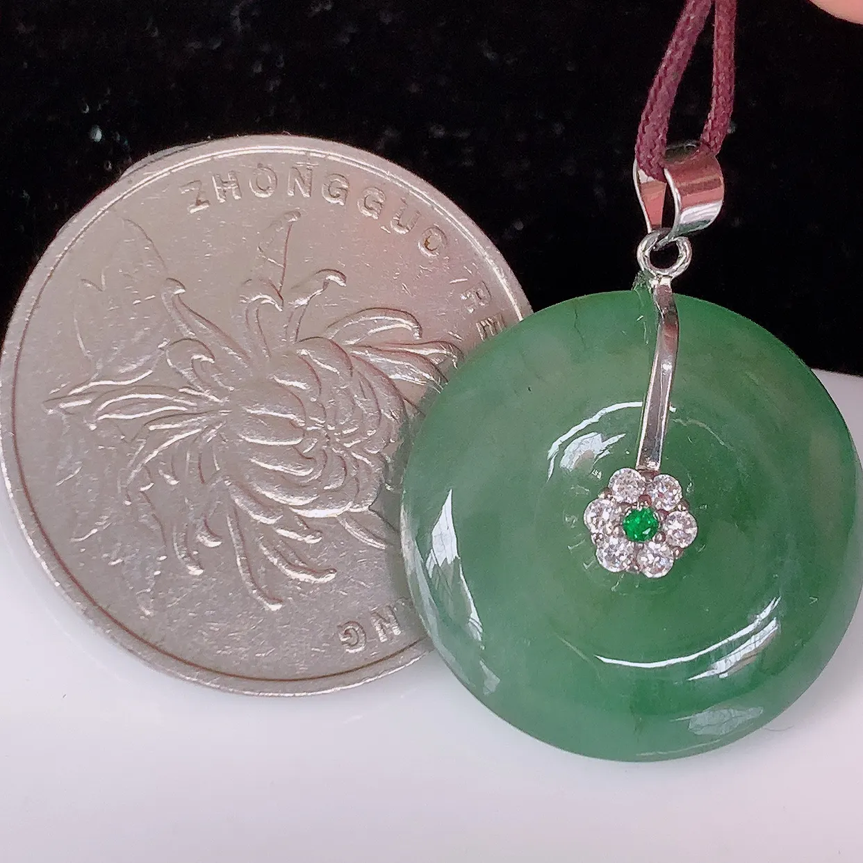 自然光实拍，冰种翡翠平安扣吊坠，翠色灵动，种老水足，寓意好，品相佳，佩戴佳品！#01.3配图银扣