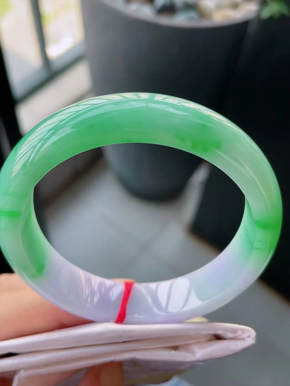 【翡翠名称】春带彩阳绿57正圈口翡翠手镯
【翡翠尺寸】57-14-8.5mm适合56-58正圈口佩戴