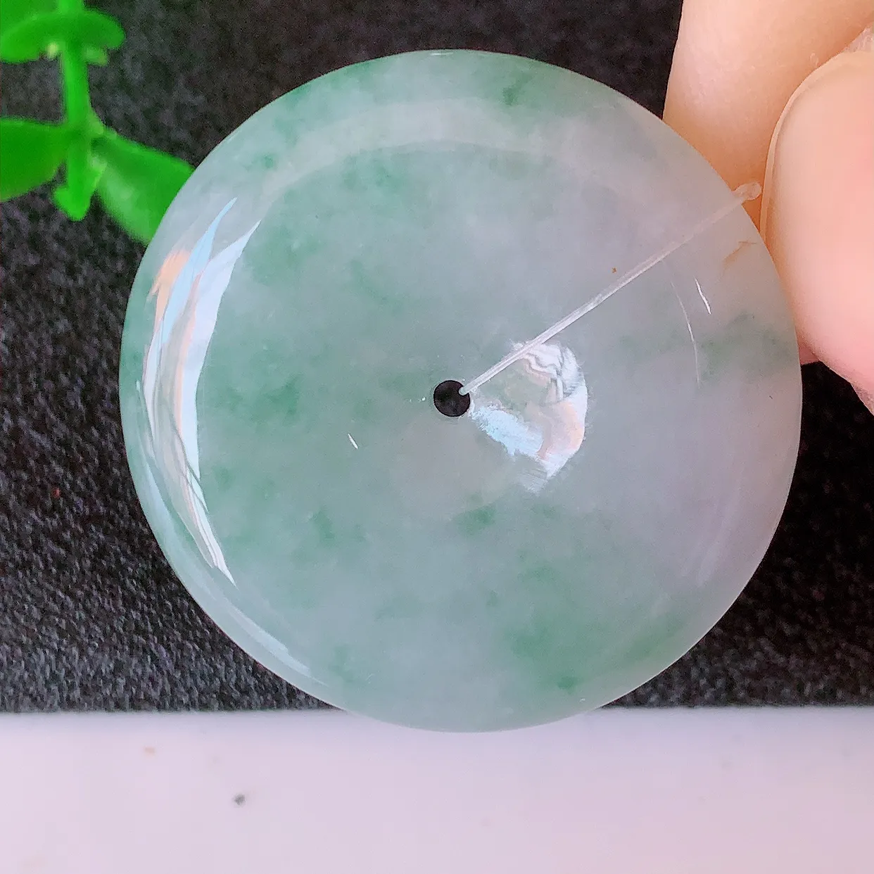 自然光实拍，冰润飘花平安扣翡翠吊坠，种老水足，雕工精湛 ，寓意美好，佩戴时尚出众！#49.5