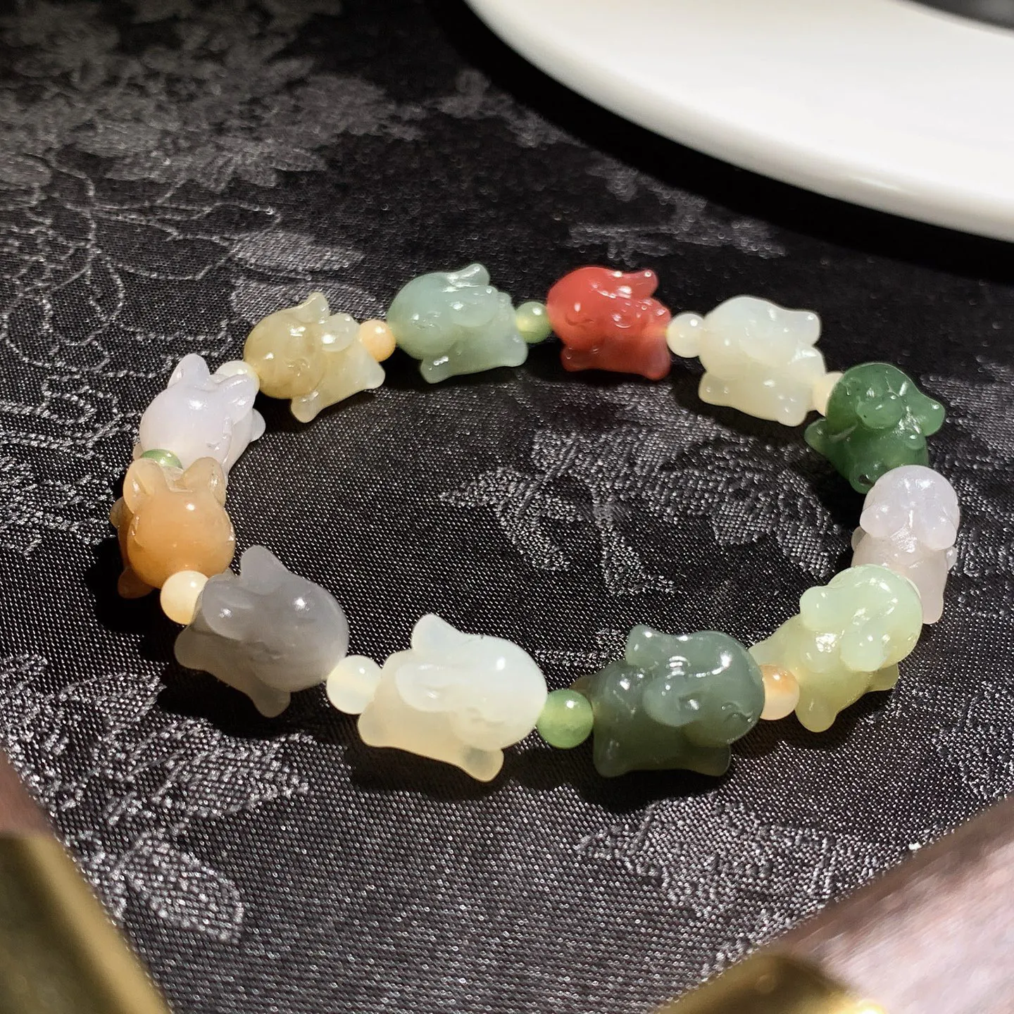 和田玉多宝前途无量兔子手串。单颗尺寸12/9/9重20克。玉质细腻油润。手推出油。佩戴高端典雅。lt251205