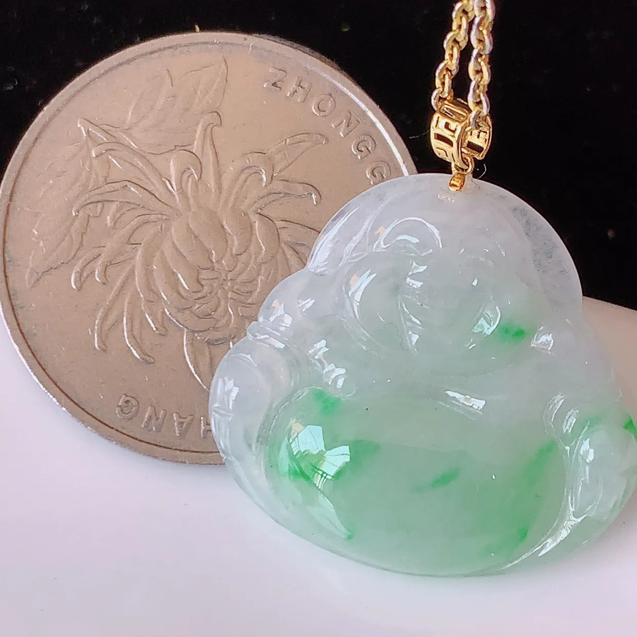 18k金镶嵌冰飘绿翡翠佛公吊坠，款式新颖，佩戴效果时尚出众，尽显气质，水润精细，美感十足。#42.5