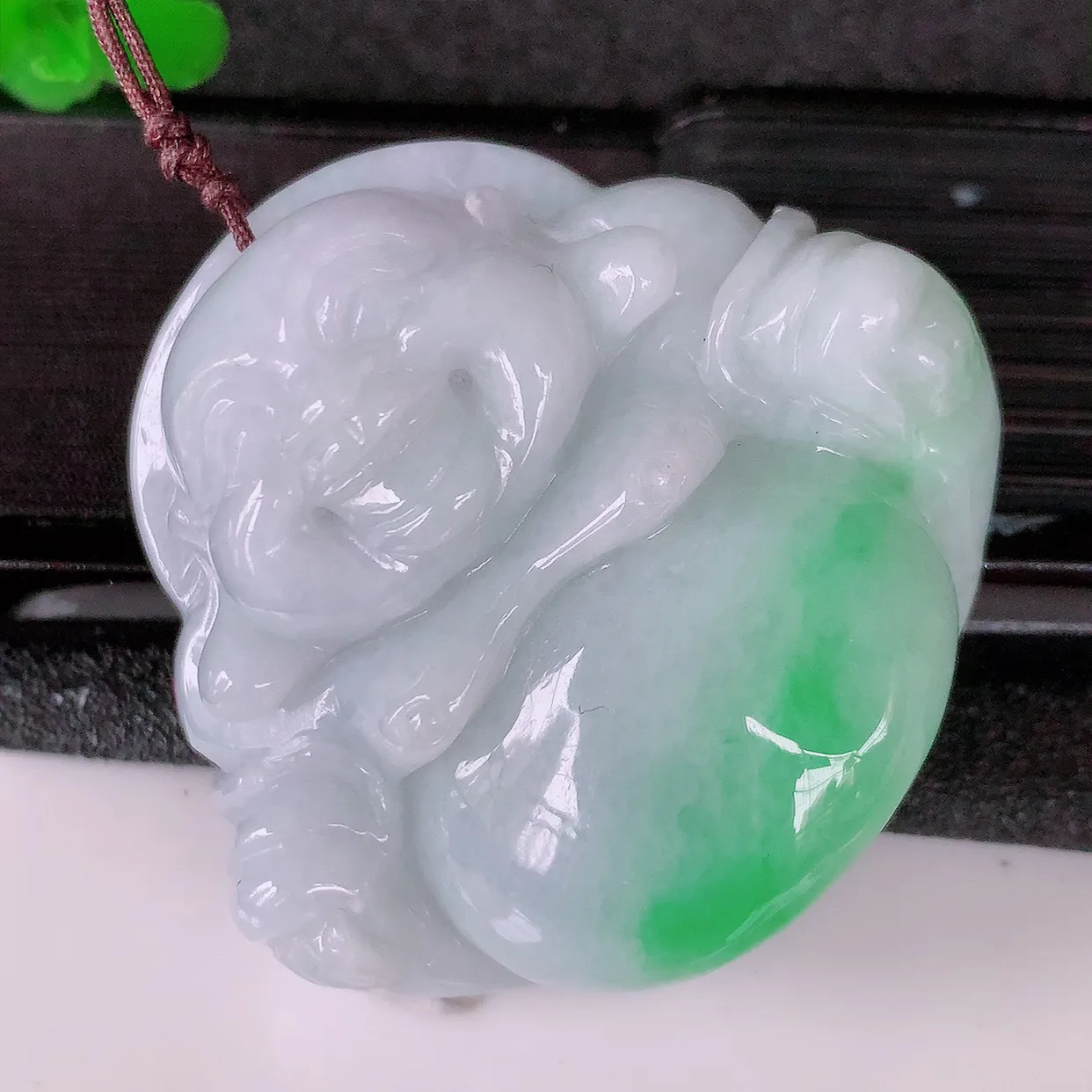 自然光实拍，大件冰润飘绿翡翠佛公吊坠，开心笑佛，种老水足，颜色漂亮，立体饱满圆润，佩戴效果赞#41.37