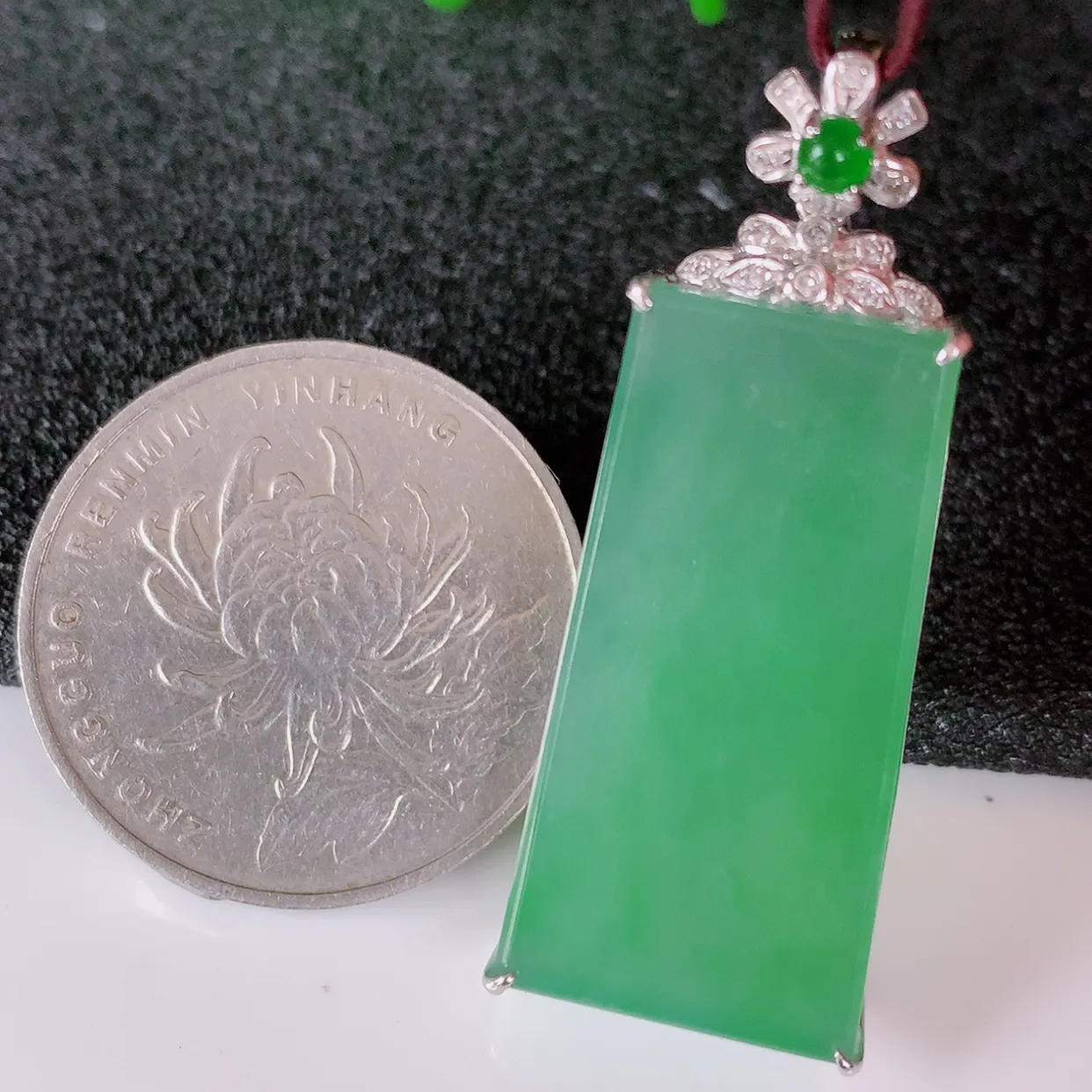 自然光实拍，18K金镶嵌冰种满绿翡翠平安无事牌吊坠，平平安安，无事牌翠色灵动，佩戴平安时尚！#00.3整体40*16*6.5裸石29*15