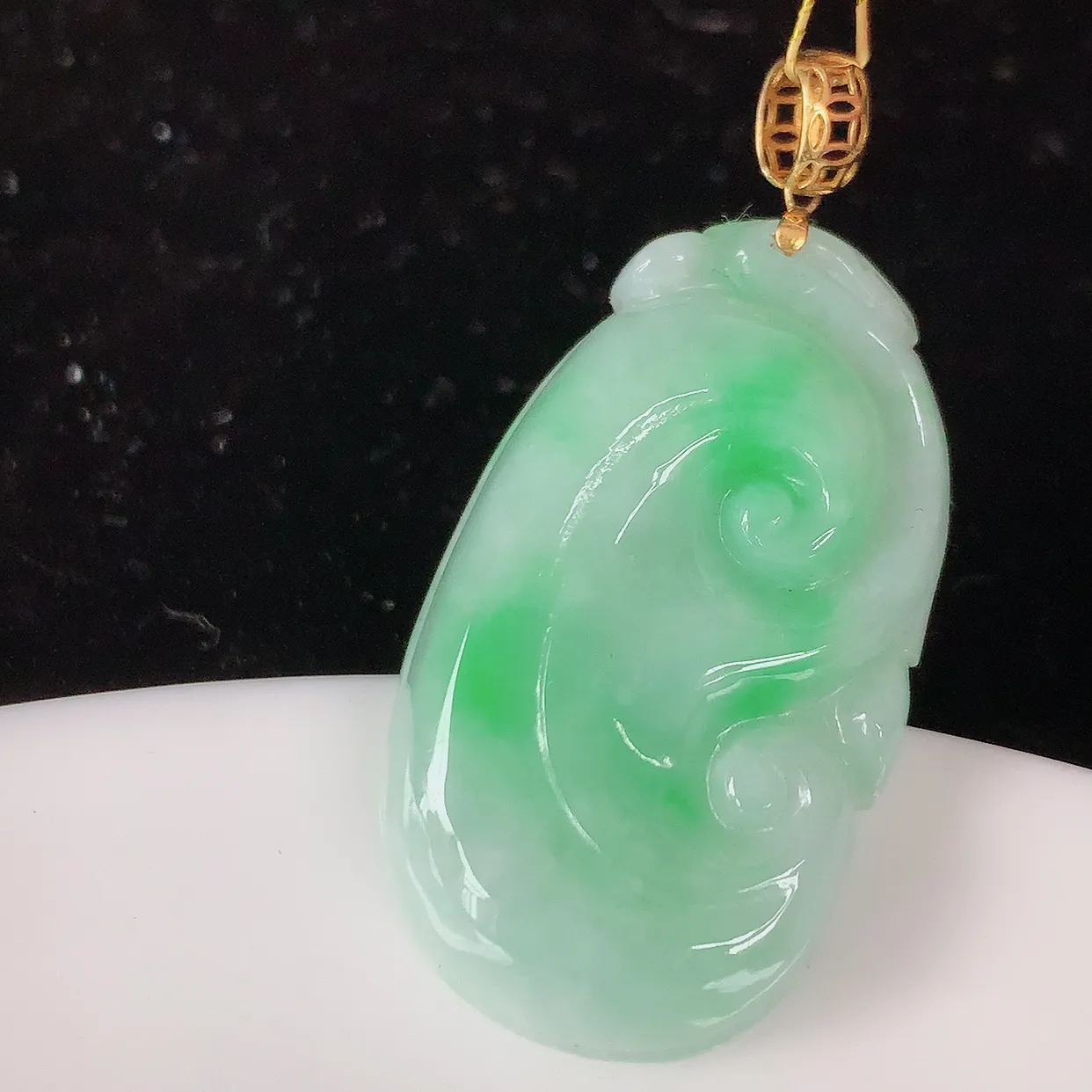 18k金镶嵌冰润飘绿翡翠万事如意吊坠，款式新颖时尚，日常百搭的款。清秀高雅，佩戴优雅高贵！#35.3