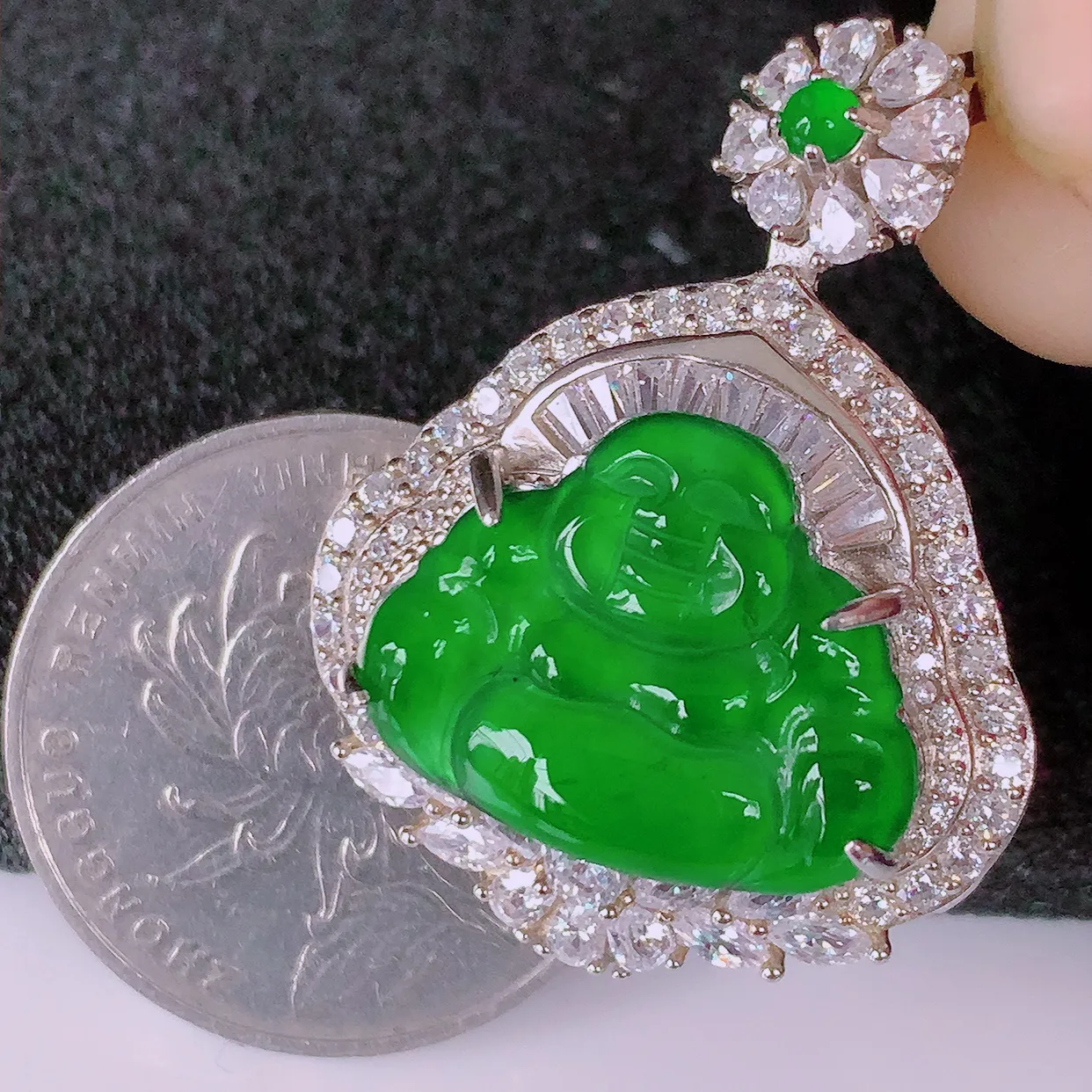 冰透满绿翡翠925银镶嵌佛公吊坠，自然光实拍，翠色灵动，颜色漂亮，种老水足，品相佳，佩戴佳品！#97.3整体34.2*26.5*12.5裸石18.5*15.5