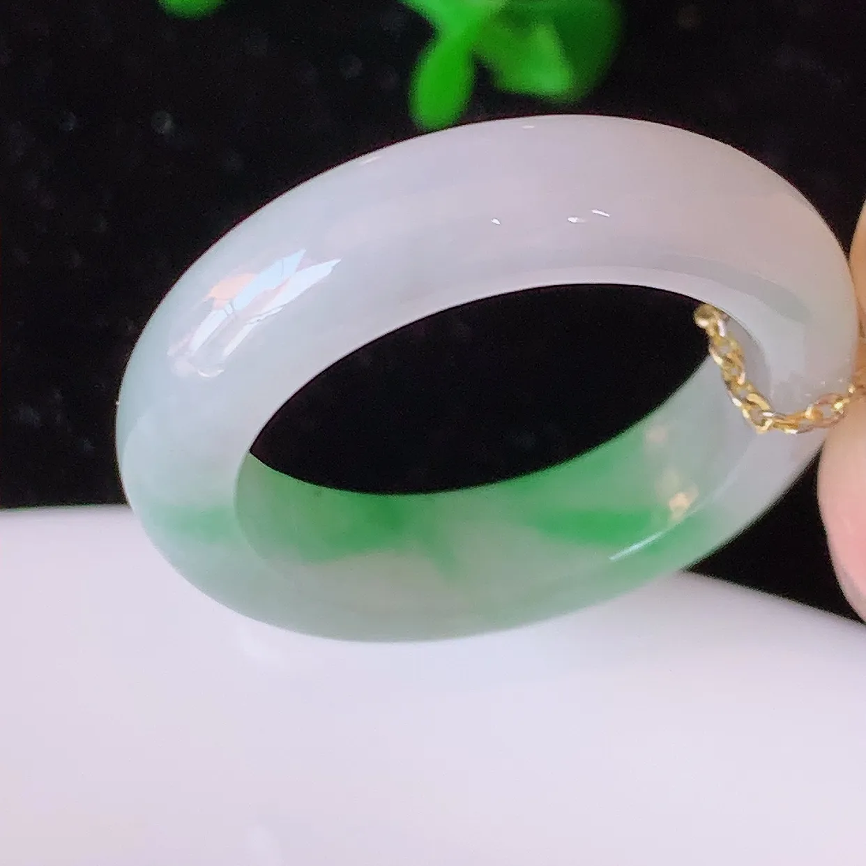 自然光实拍，19.7mm内径冰飘绿翡翠指环，玉戒指，玉质莹润，好精美好冰润的指环，21圈口，上手纤巧！#42.5尺寸19.7-5.5-3.9