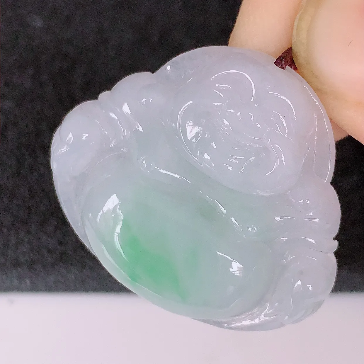 自然光实拍，冰飘绿翡翠佛公吊坠，玉笑佛，饱满，开脸喜庆，配戴优雅迷人！#57.3