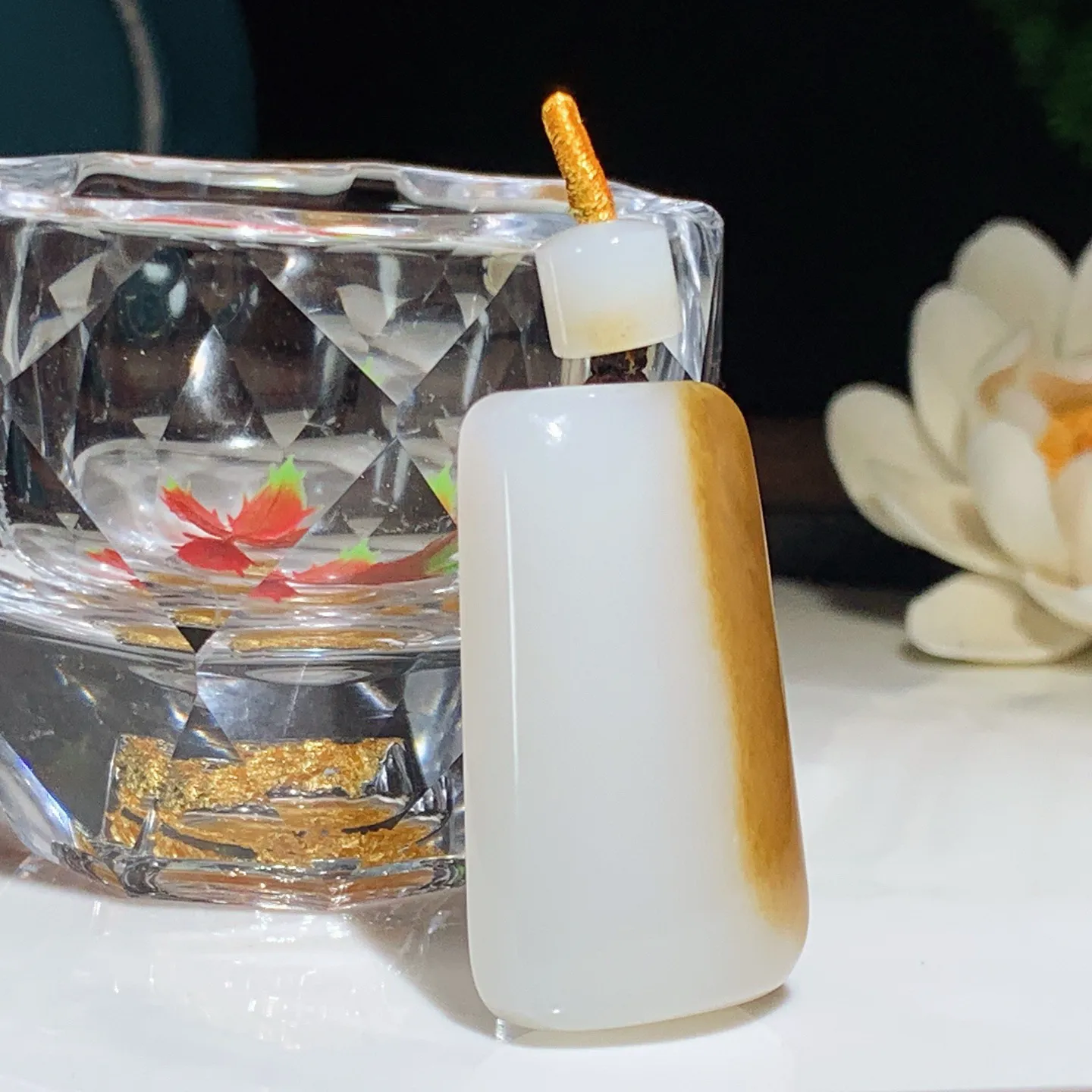 新疆且末糖平安无事牌子挂件。尺寸39/24/11重22.5克。玉质细腻油润。手推出油。佩戴高端典雅。lt251206