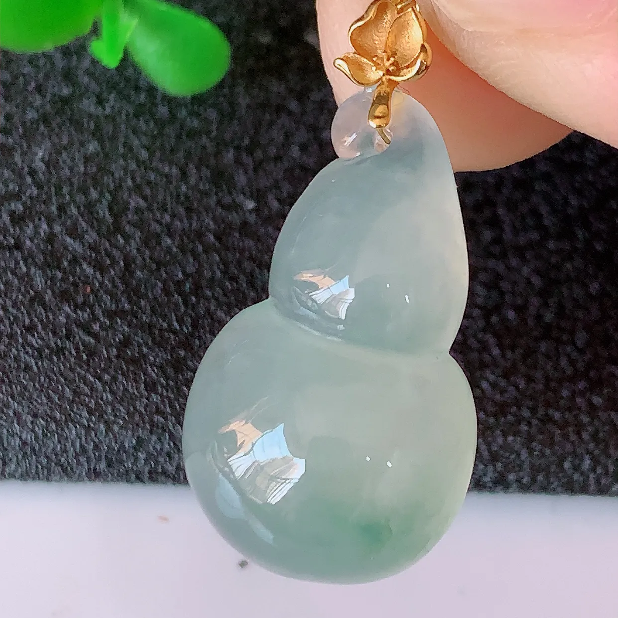 18K金镶嵌冰种飘花翡翠葫芦吊坠，葫芦寓意福禄双全，财源滚滚，佩戴效果优雅迷人！#41.5