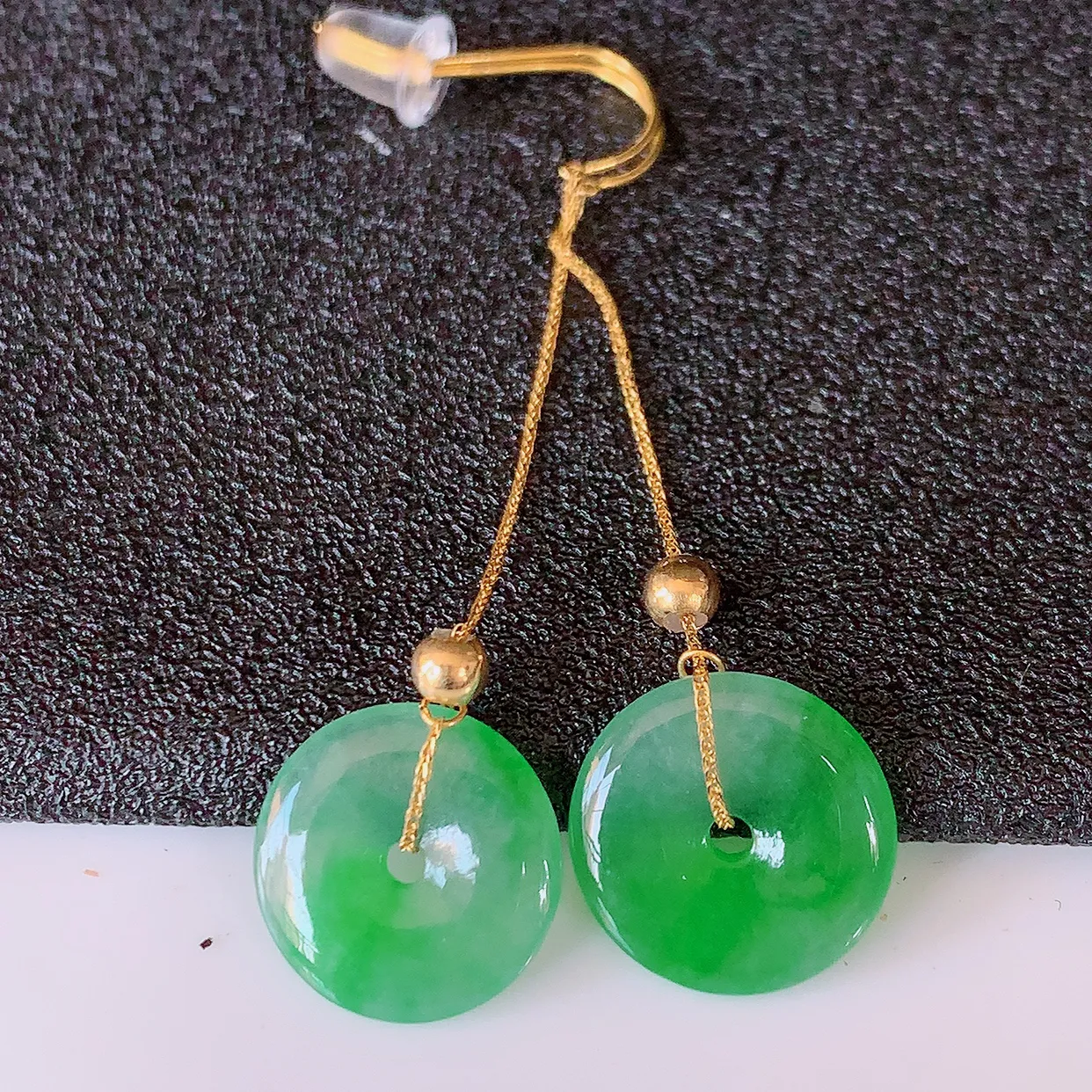 18k金镶嵌冰种飘绿翡翠平安扣耳坠，沁人心脾，耳坠佩戴效果大气出众，尽显气质。种水好，胶感足，颜相当漂亮，高性价比，值得入手品鉴！#41.5整体45.5裸石12*2.2