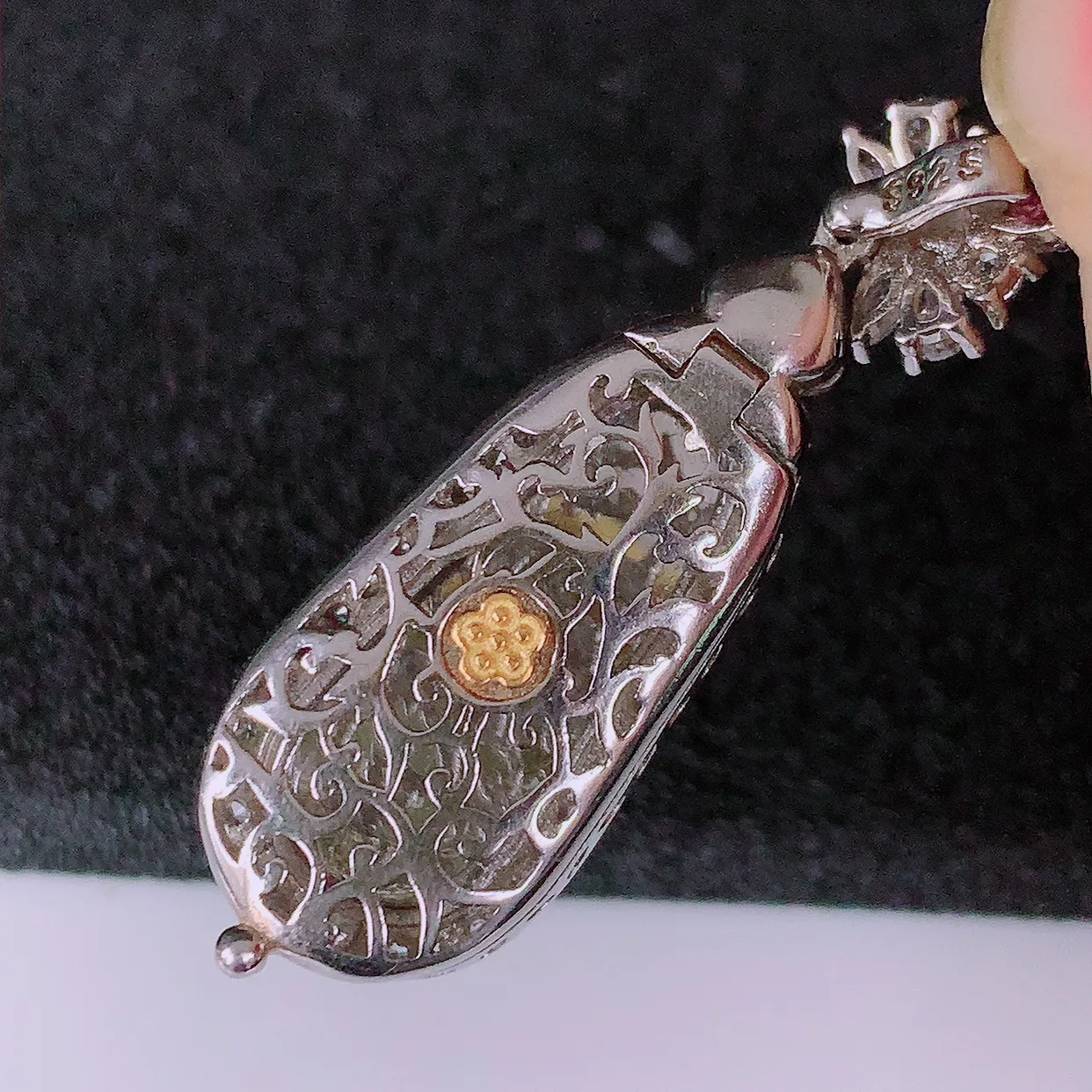 冰透满绿翡翠925银镶嵌福豆吊坠，自然光实拍，翠色灵动，颜色漂亮，种老水足，品相佳，佩戴佳品！#97.3整体36.5*12*7.2裸石21.5*8.5