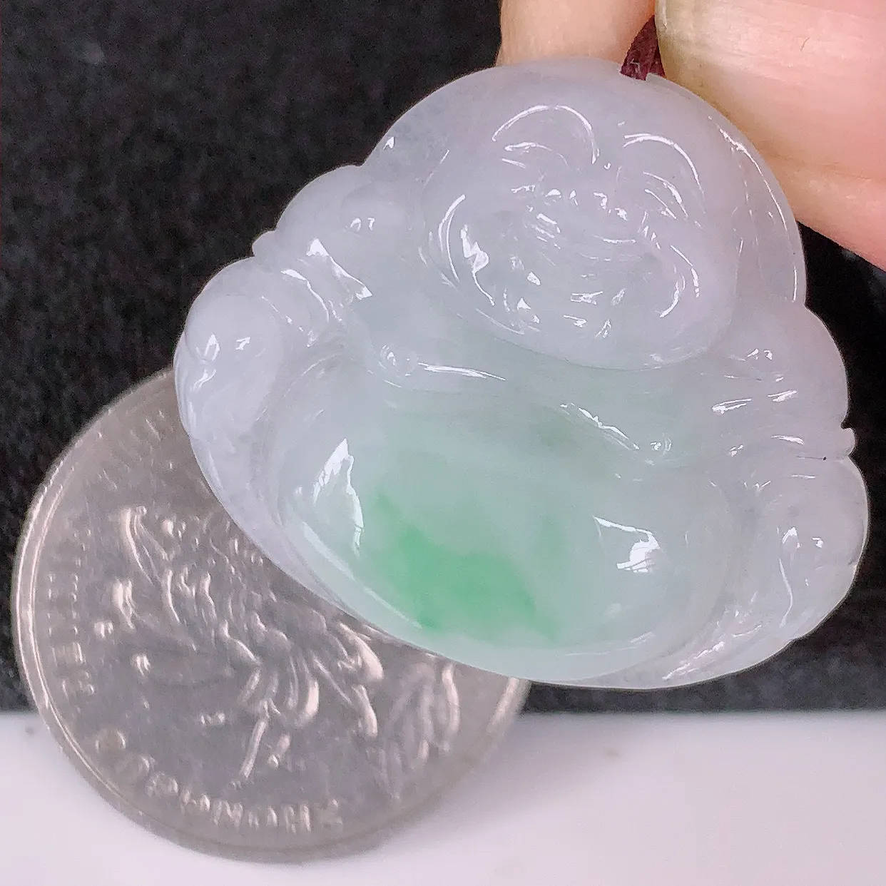 自然光实拍，冰飘绿翡翠佛公吊坠，玉笑佛，饱满，开脸喜庆，配戴优雅迷人！#57.3