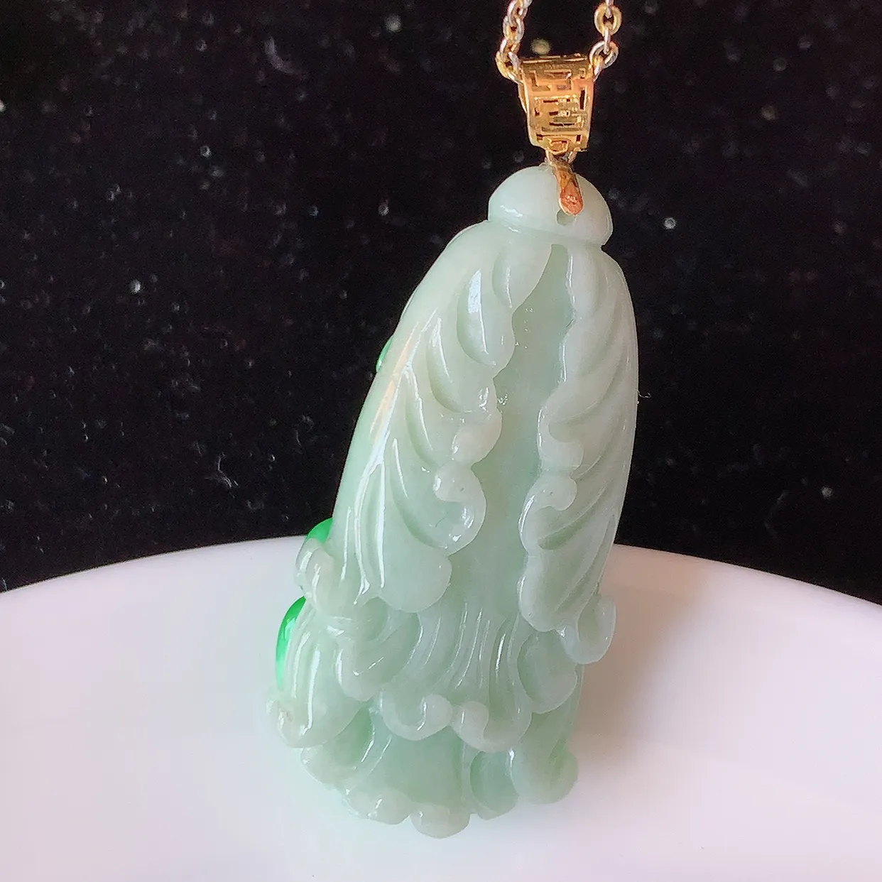 18K金镶嵌辣绿翡翠招百财白菜吊坠，百财聚来，财源滚滚，色泽鲜艳，精工水润的白菜，性价比高！#1.5