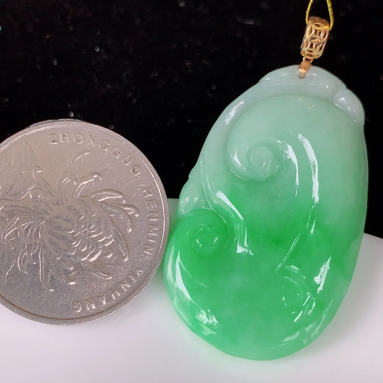 18k金镶嵌飘绿翡翠如意吊坠，沁人心脾，精致典雅的设计，为佩戴者，增添色彩，送礼自留都是佳品选择！#35.3