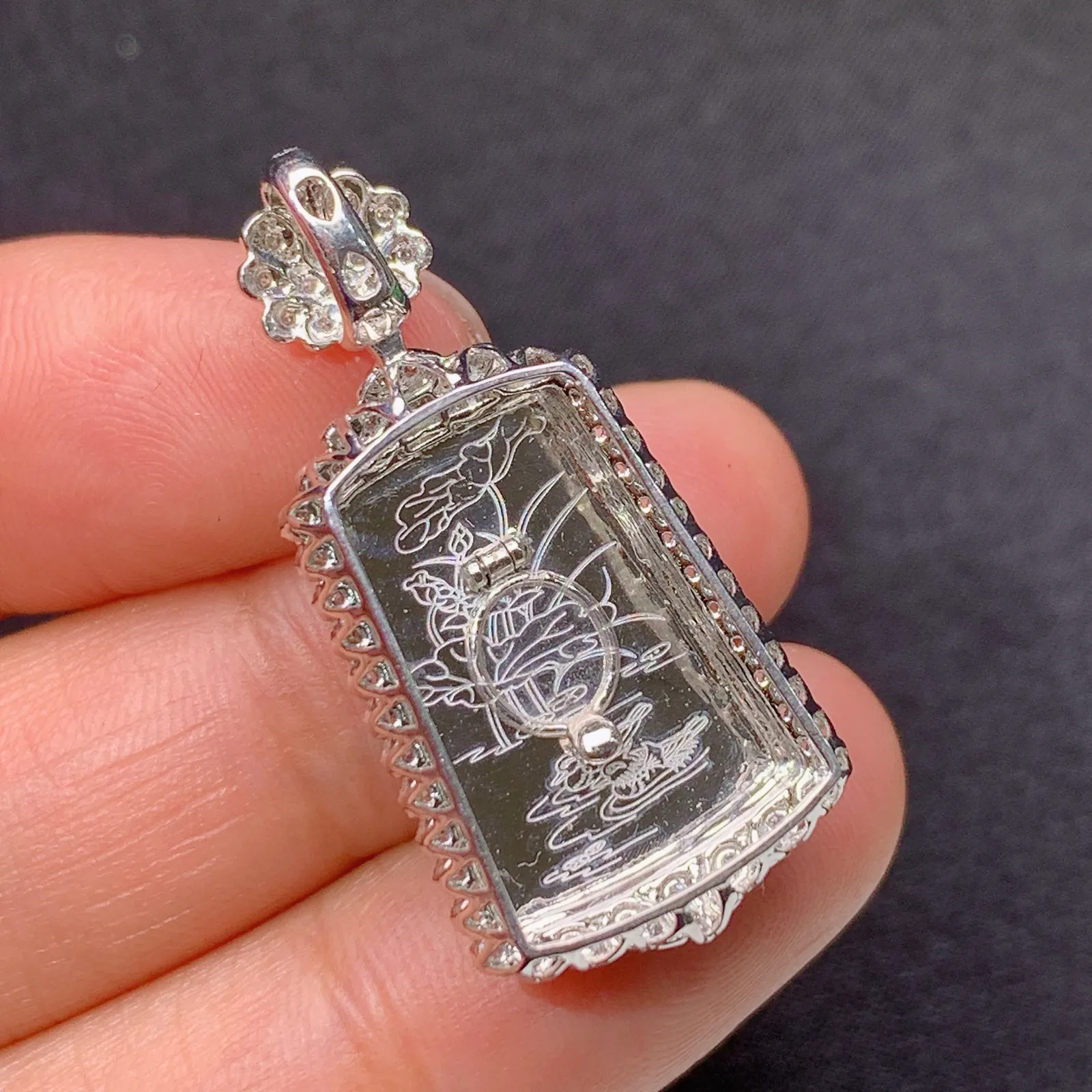 阳绿无事牌吊坠，18k金镶嵌，冰润色阳，种老水足 尺寸32.3*15.7*8.7