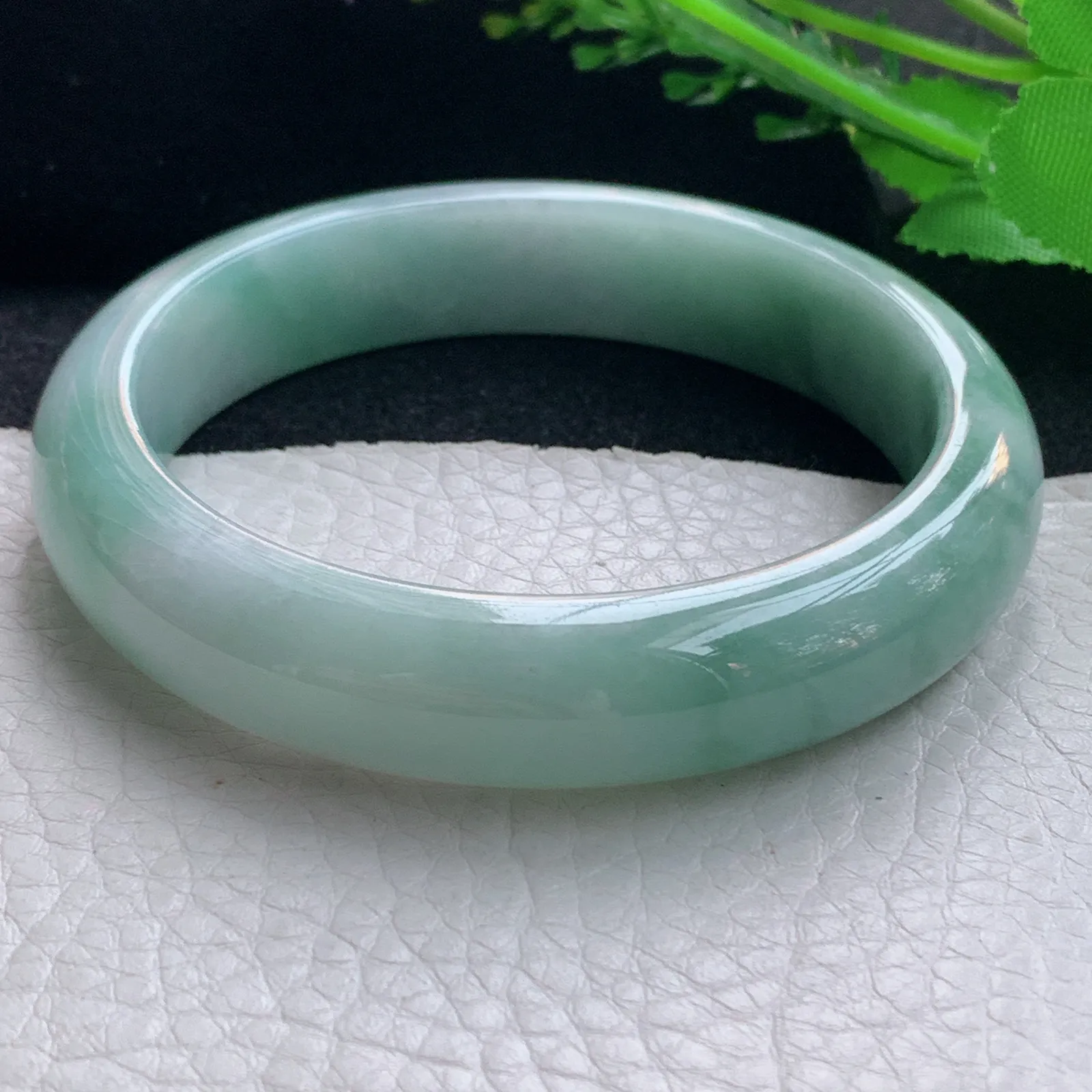 js自然光59*13.2*8.2平安镯 翡翠a货玉手镯飘蓝花宽边珠宝玉手环