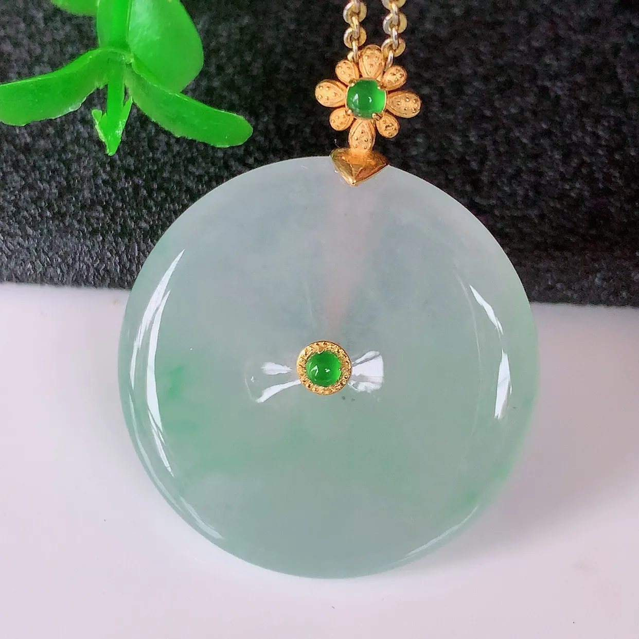 18K金镶嵌冰种飘绿翡翠平安扣吊坠，水润光泽，寓意平平安安，佩戴时尚漂亮！#41.3整体30.5-24-5.2裸石24*24