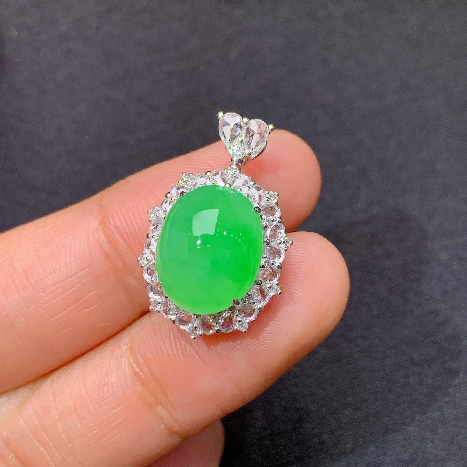 冰阳绿蛋面吊坠，18k金镶嵌，冰润色阳，玉质细腻，种水足 尺寸22.6*14.6*10.5