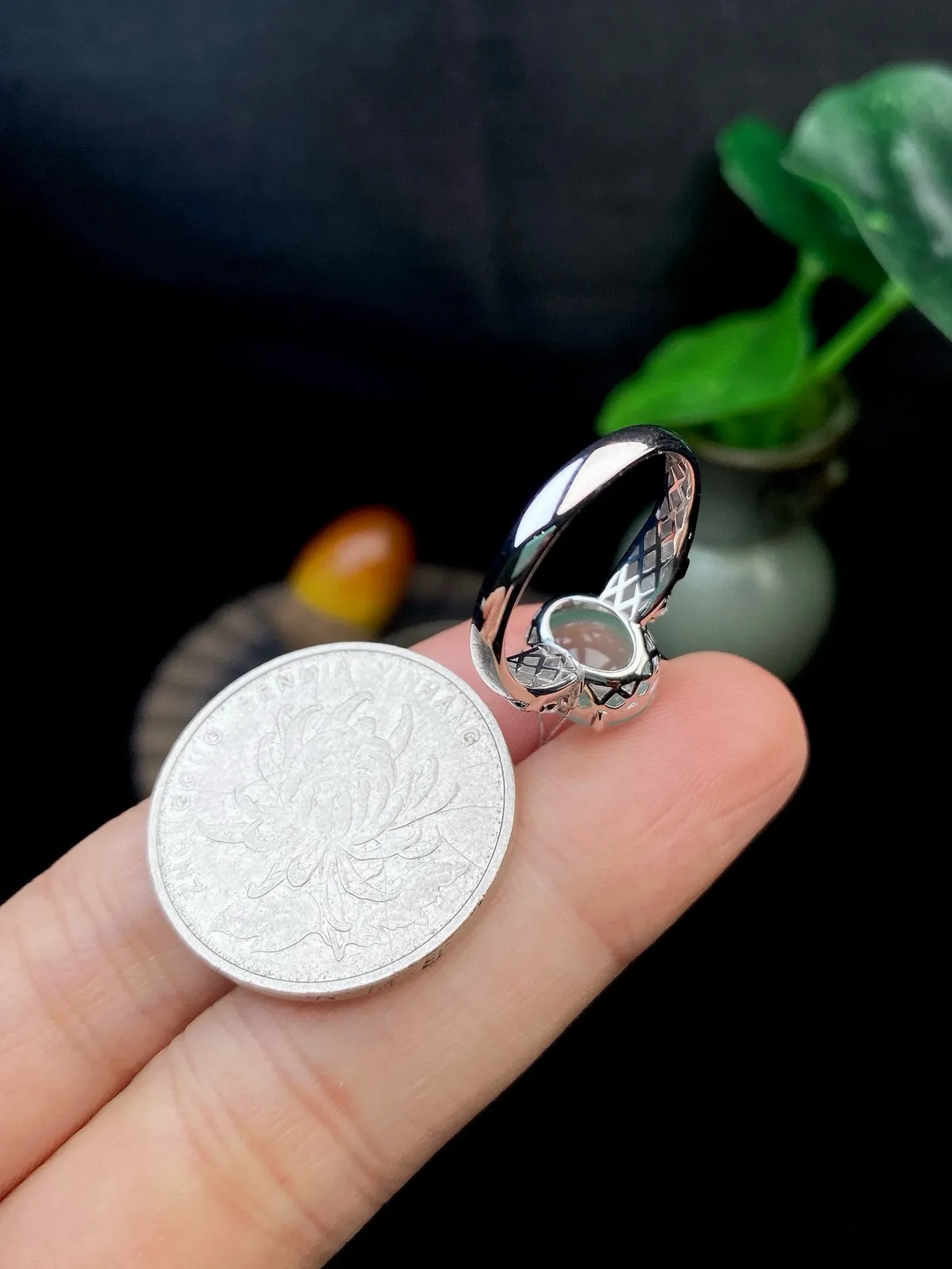 【冰种晴蛋面戒指】饱满度很好，无纹无裂，晶莹剔透，18k金钻镶嵌，裸石尺寸10.2*8.9*4.8毫米