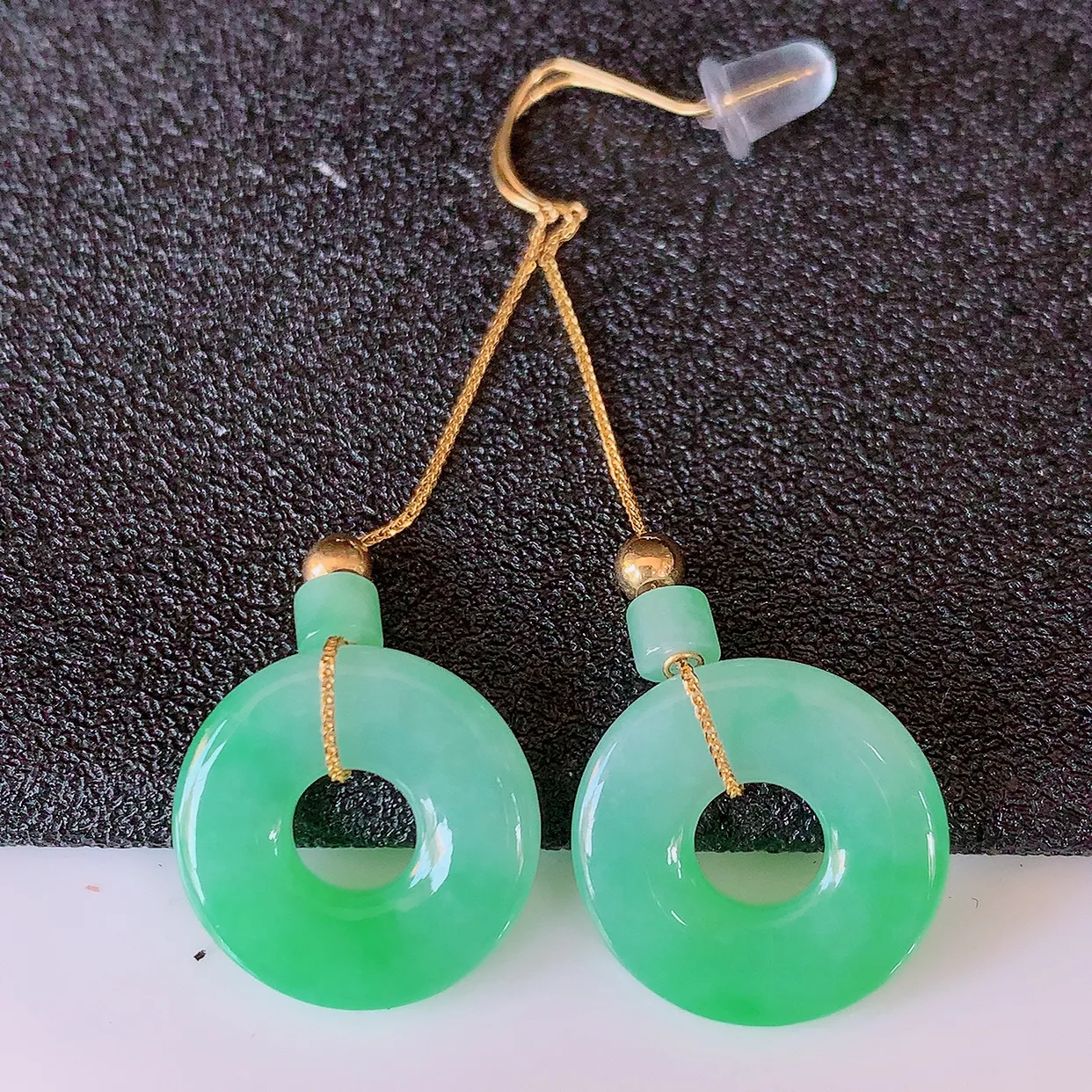 18k金镶嵌冰种飘绿翡翠平安扣耳坠，沁人心脾，耳坠佩戴效果大气出众，尽显气质。种水好，胶感足，颜相当漂亮，高性价比，值得入手品鉴！#41.5整体44.5裸石15*2.6