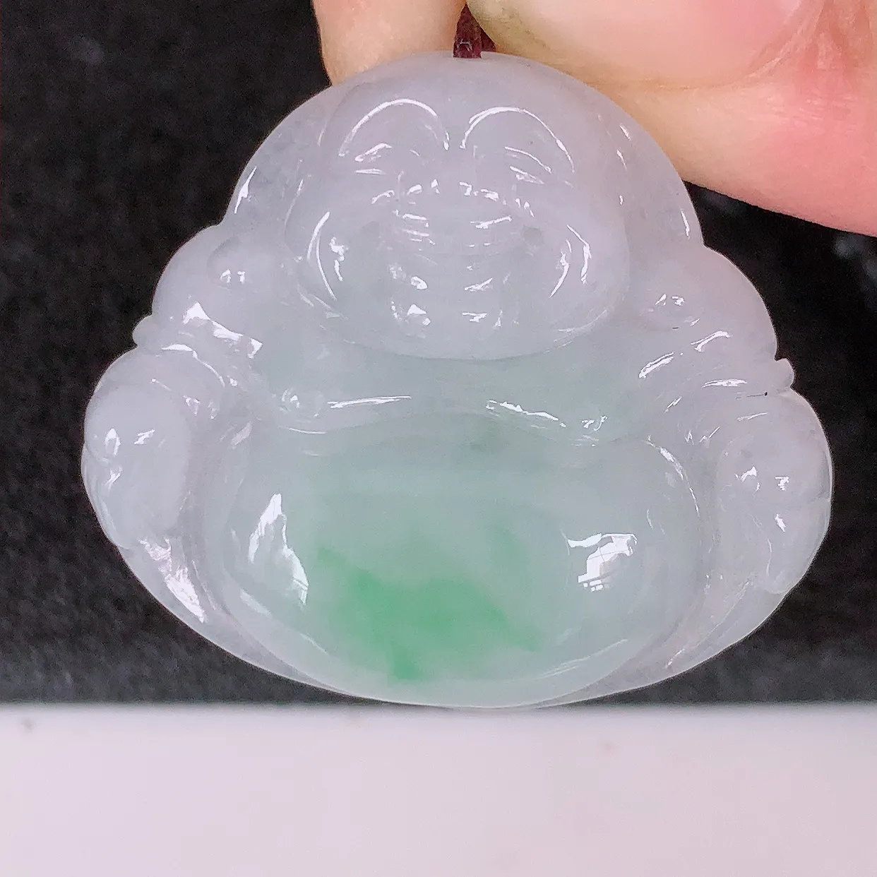 自然光实拍，冰飘绿翡翠佛公吊坠，玉笑佛，饱满，开脸喜庆，配戴优雅迷人！#57.3